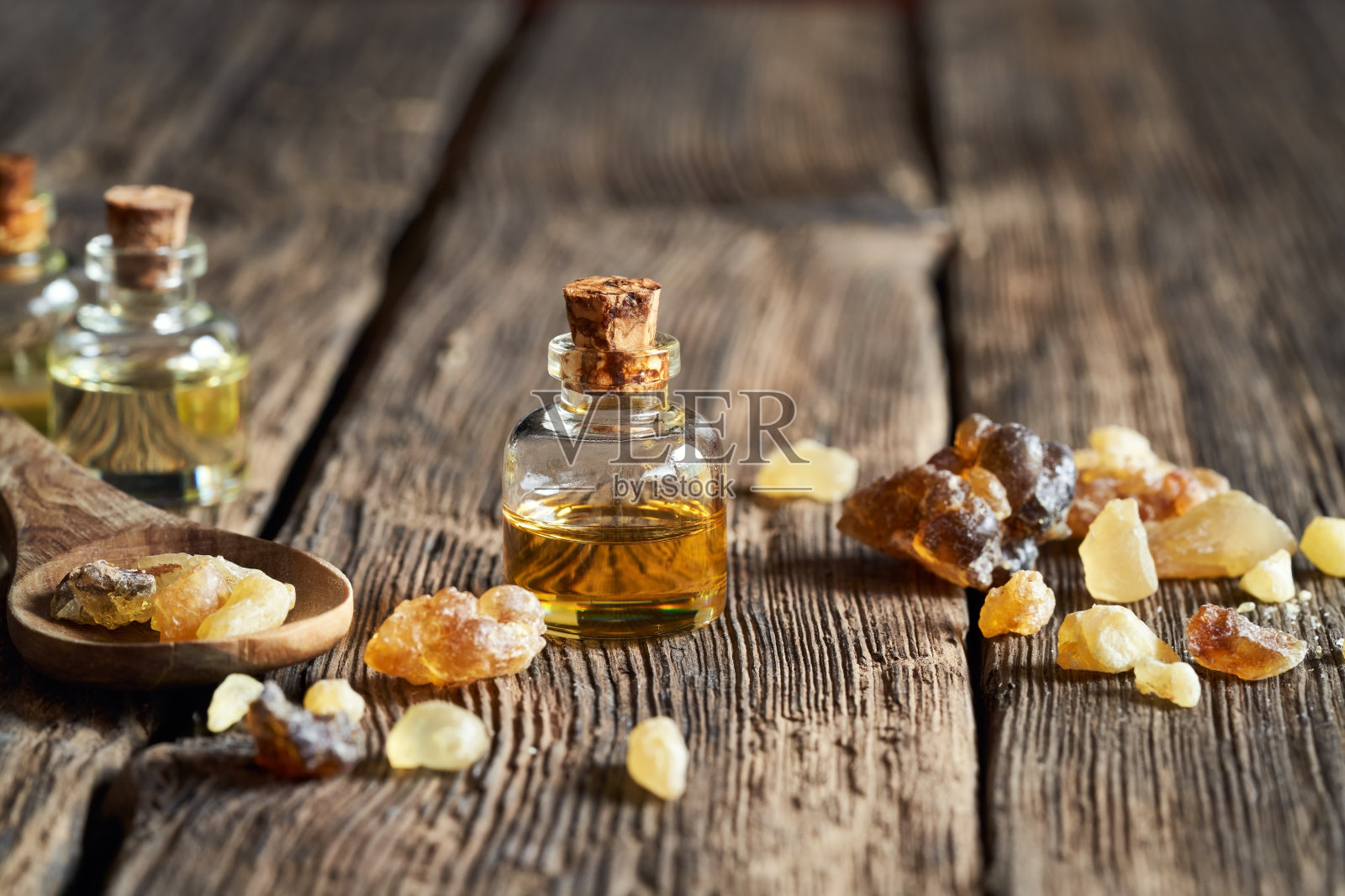 一瓶乳香精油照片摄影图片