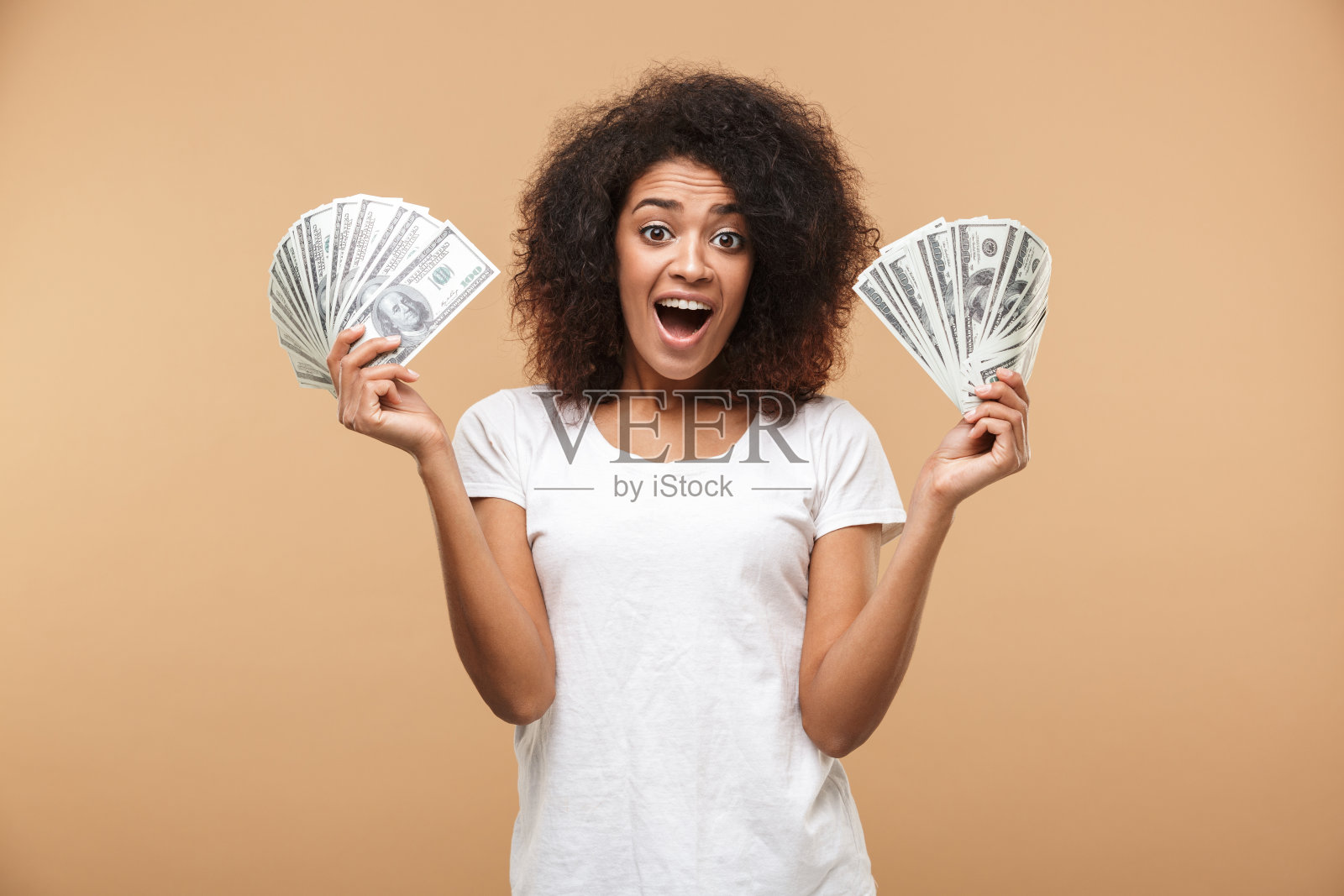 一个快乐的年轻非洲妇女的肖像照片摄影图片