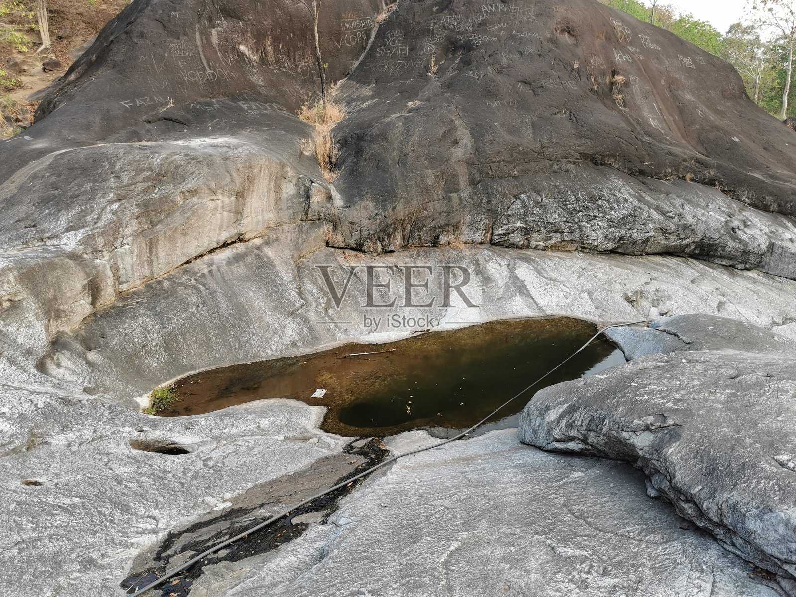 岩石上的小池塘照片摄影图片
