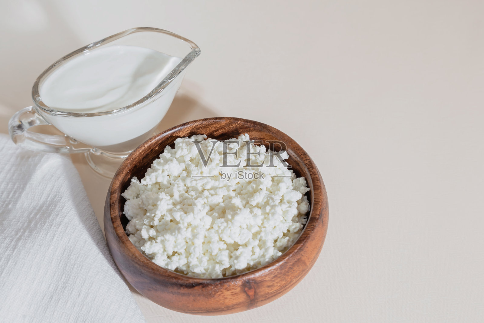 食物是钙、镁、蛋白质、脂肪、碳水化合物的来源，饮食均衡。早餐乳制品:白软干酪、酸奶油、牛奶，含有酪蛋白、白蛋白、球蛋白、游离乳糖照片摄影图片