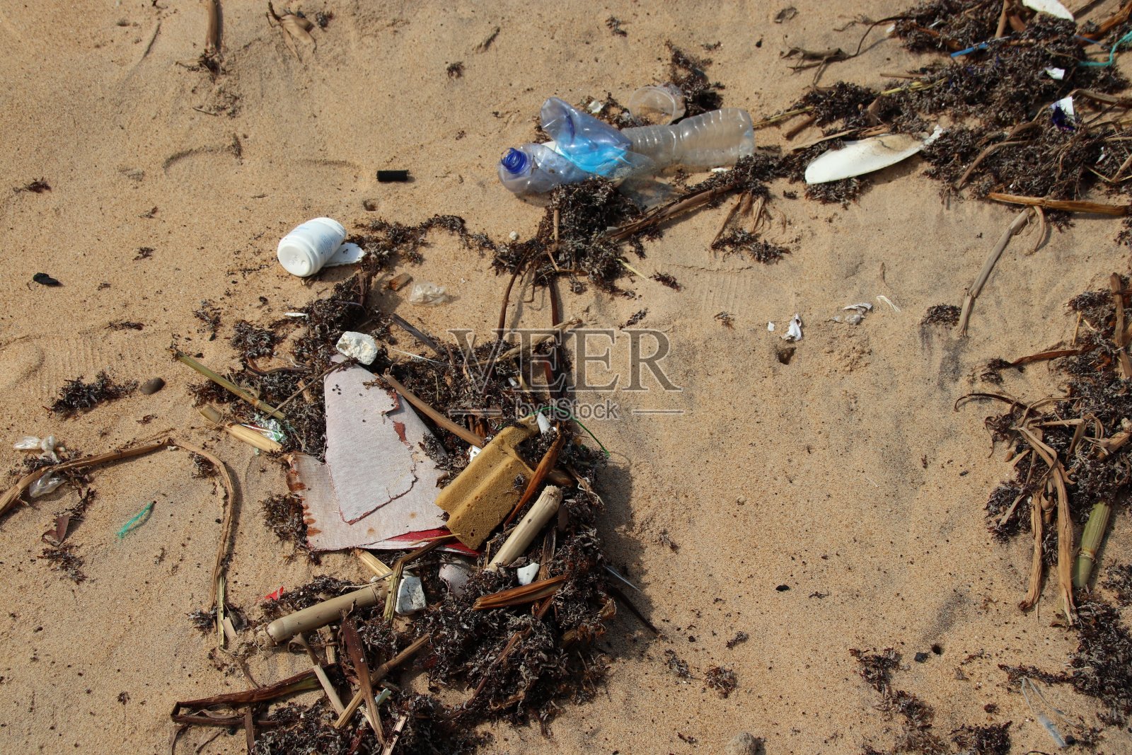 在西非多哥阿韦波佐的可可海滩，被冲上来的垃圾。照片摄影图片