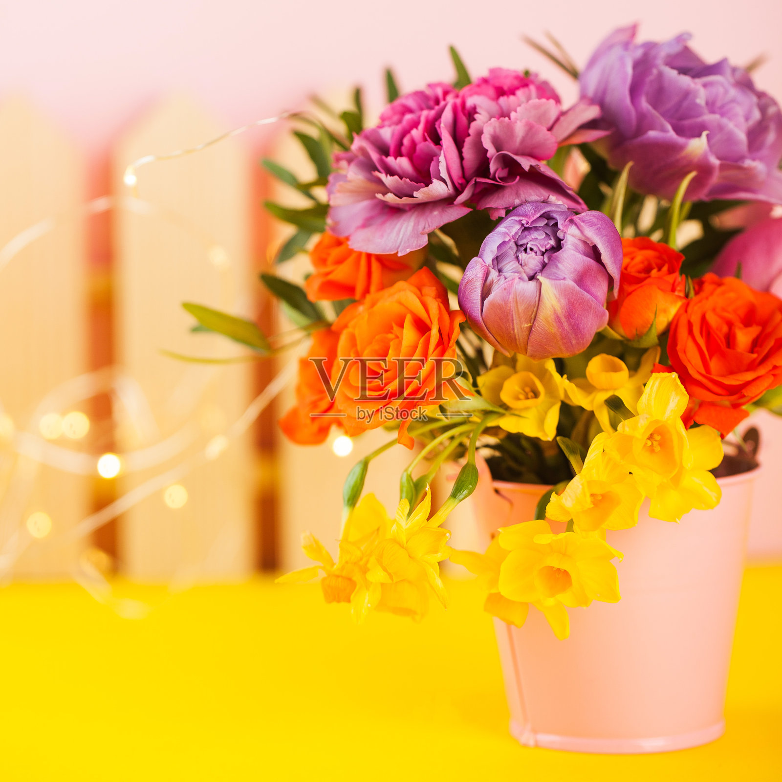 明亮的春天花束特写。贺卡的概念与鲜花，春天。照片摄影图片