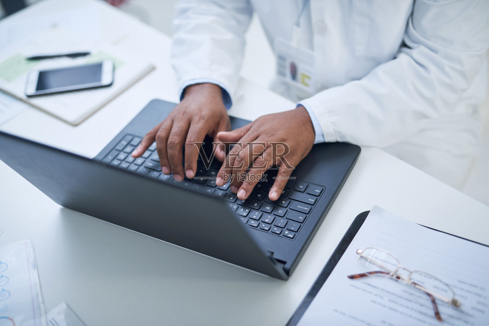 一个医学图书馆就在他的指尖照片摄影图片