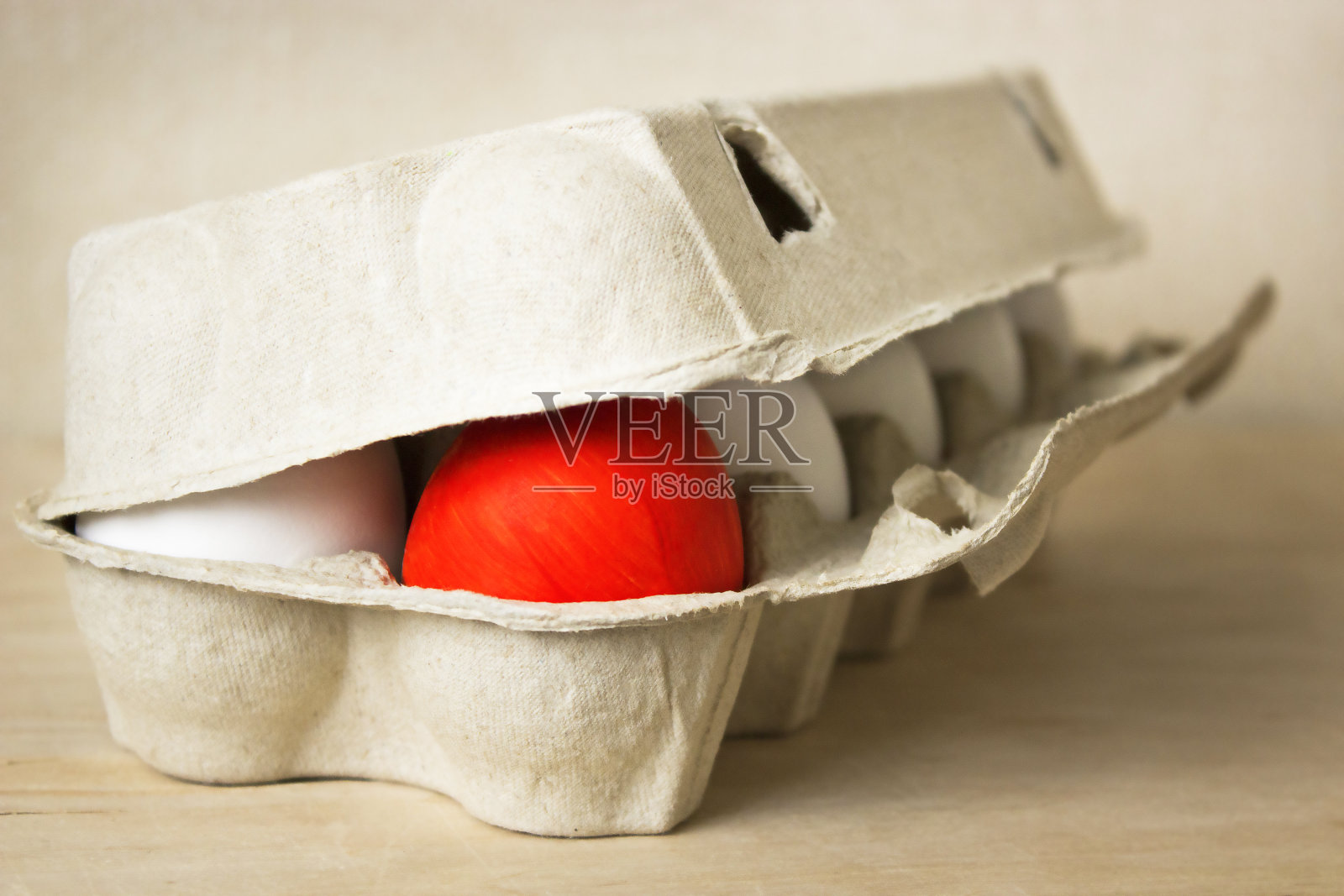 桌子上放着一个装有鸡蛋的打开的盒子照片摄影图片