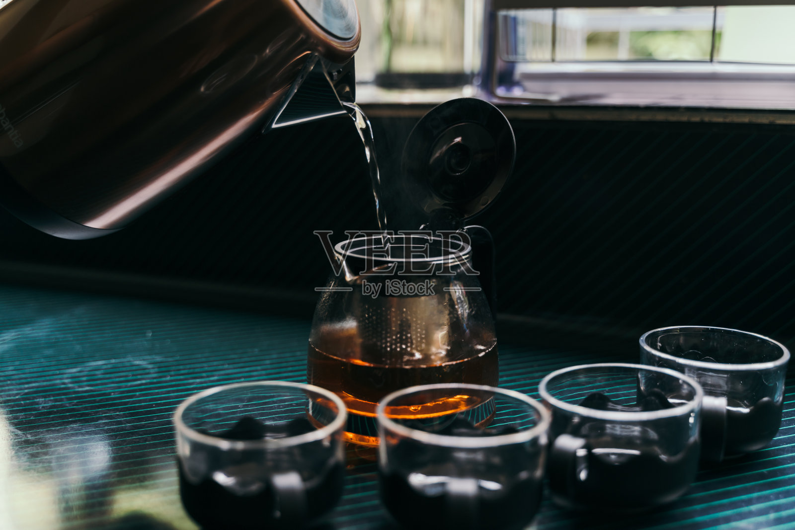 玻璃开花茶茶壶和绿茶杯照片摄影图片