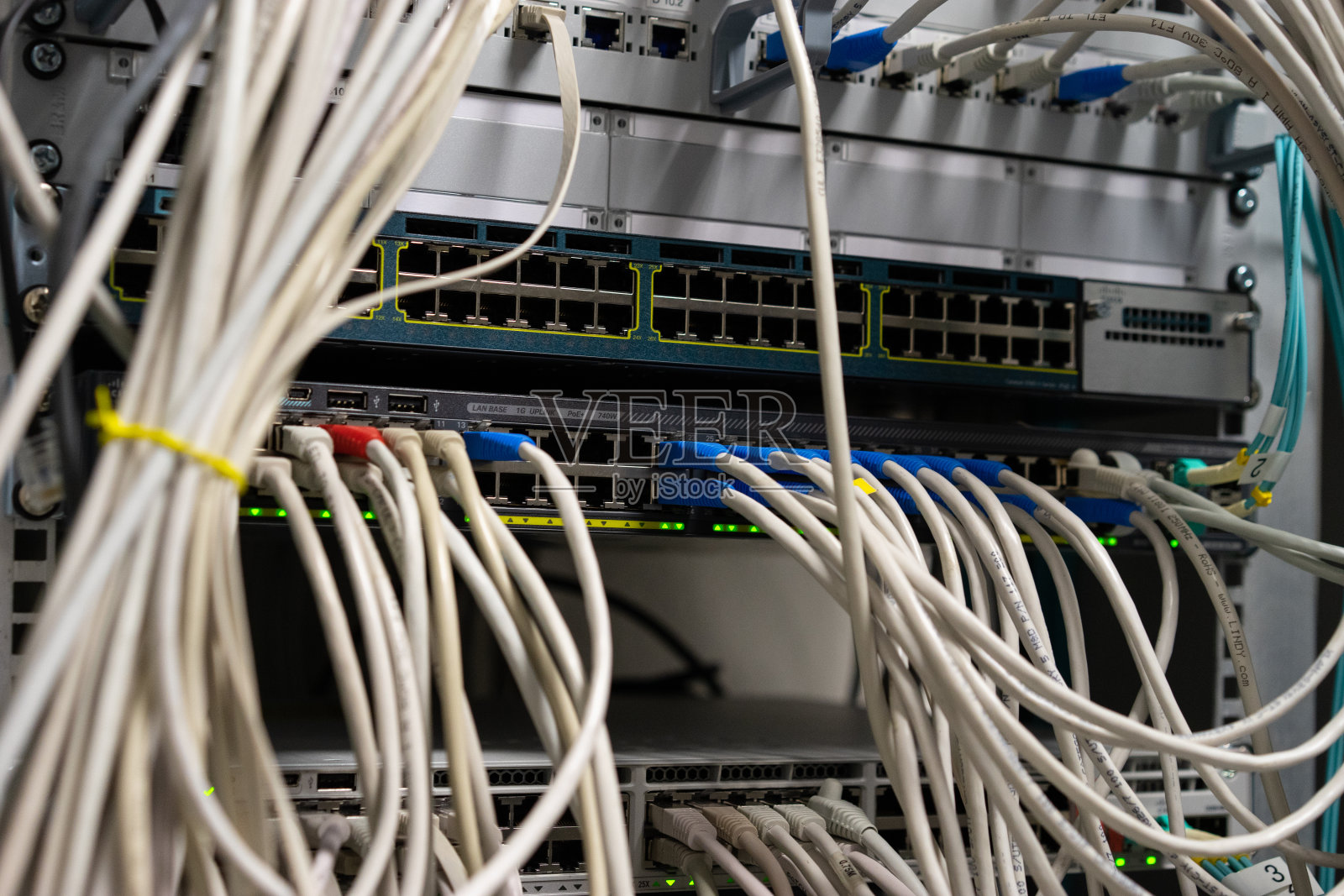 网线和交换机，数据中心在服务器室。照片摄影图片