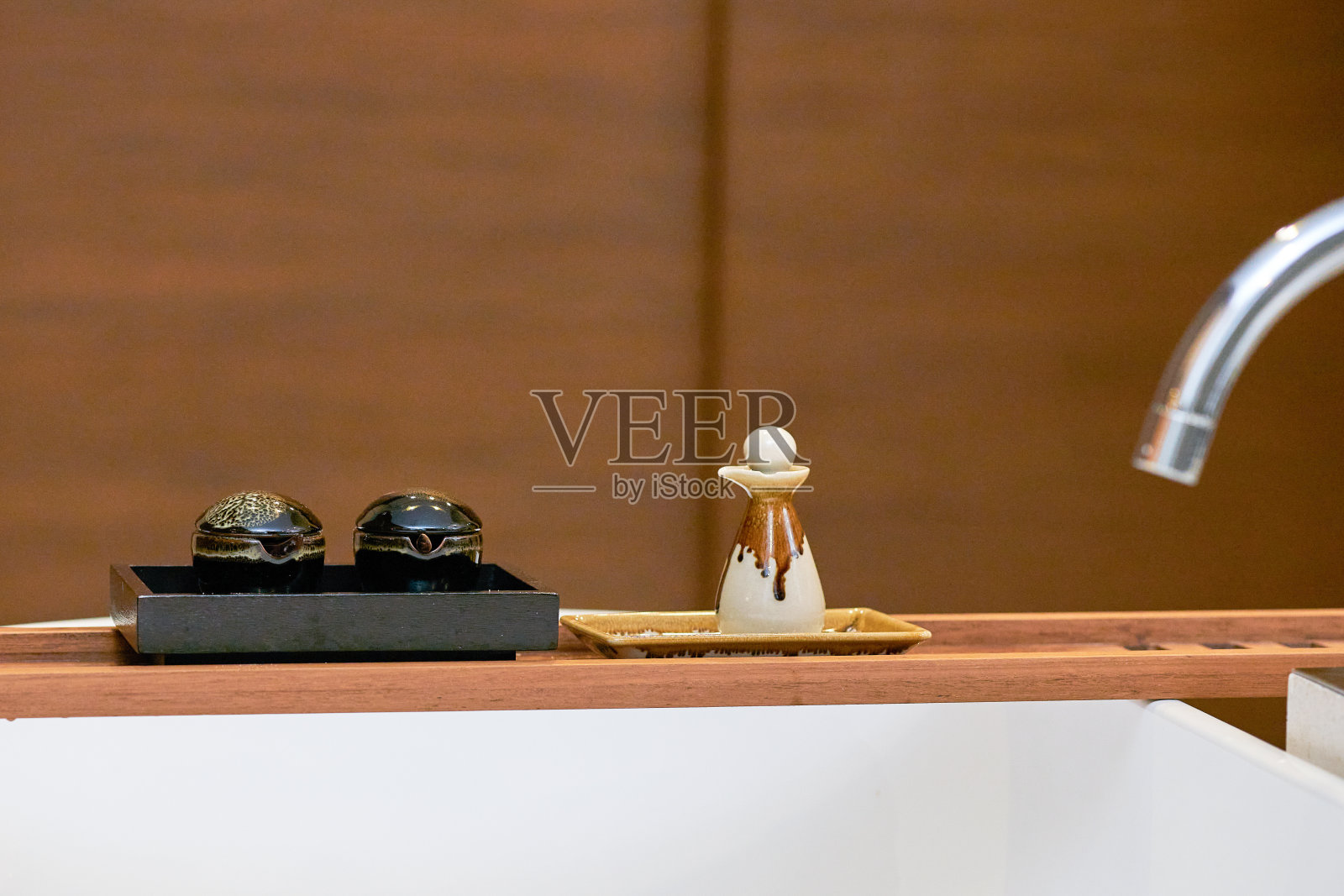 浴缸上的高档spa香皂照片摄影图片