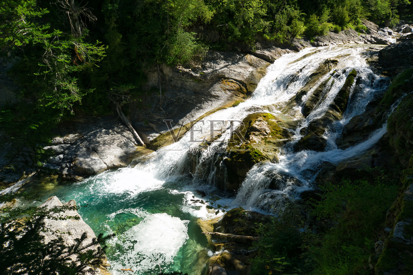 山上的瀑布很漂亮。热带绿树林中的瀑布。瀑布在丛林中流淌。自然抽象背景。奥尔德萨国家公园位于皮里尼奥斯，韦斯卡，西班牙照片摄影图片
