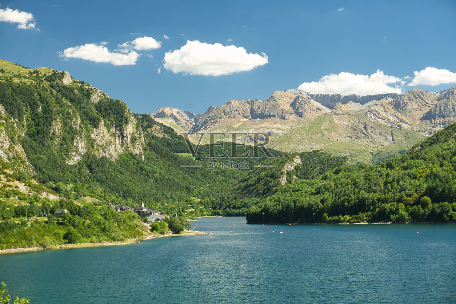 位于西班牙韦斯卡省阿拉贡比利牛斯山脉的Lanuza水库照片摄影图片