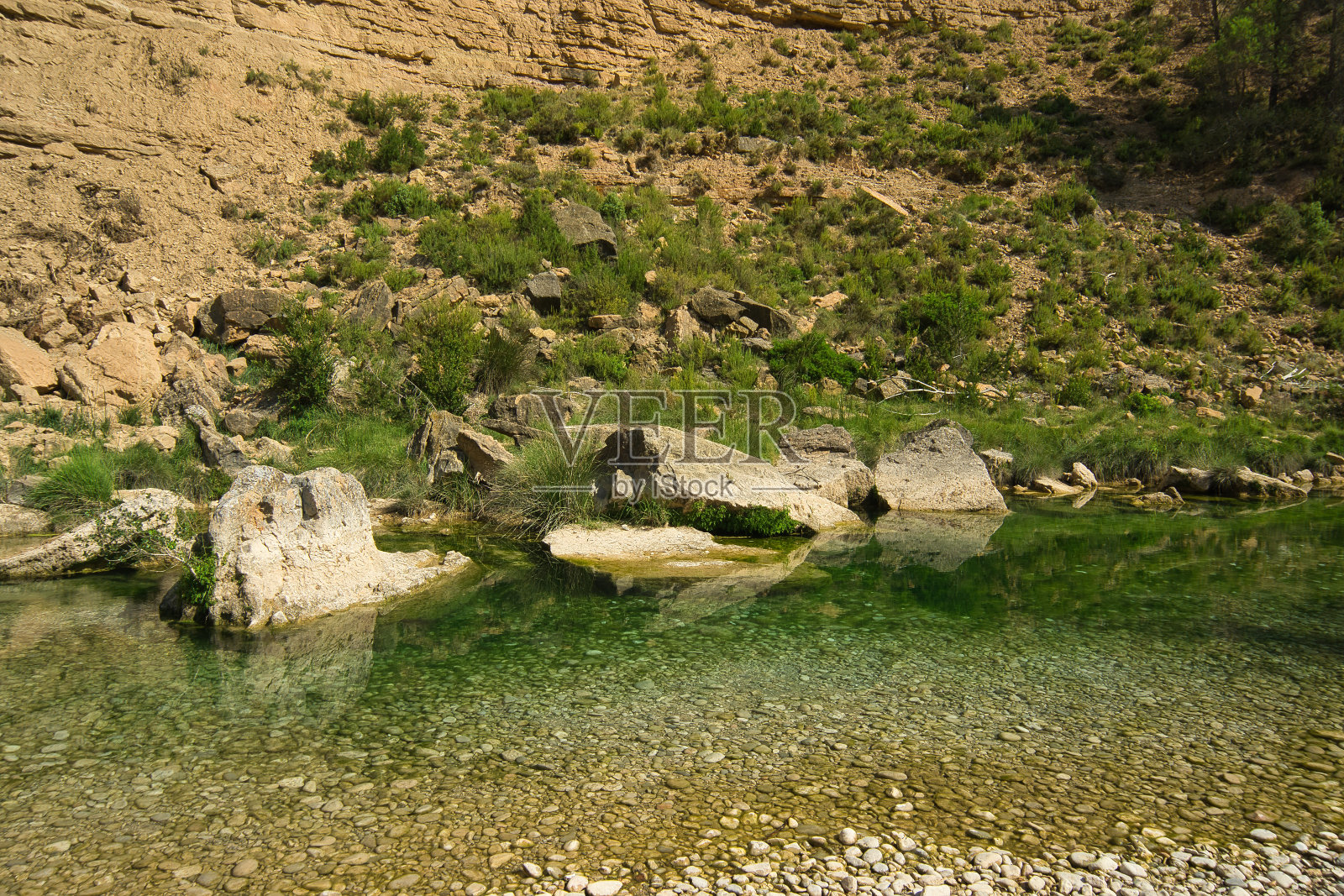 美丽的自然泳池，沿着Fuente de Tamara的Alcanadre河，位于阿拉贡比利牛斯山，韦斯卡，西班牙。照片摄影图片
