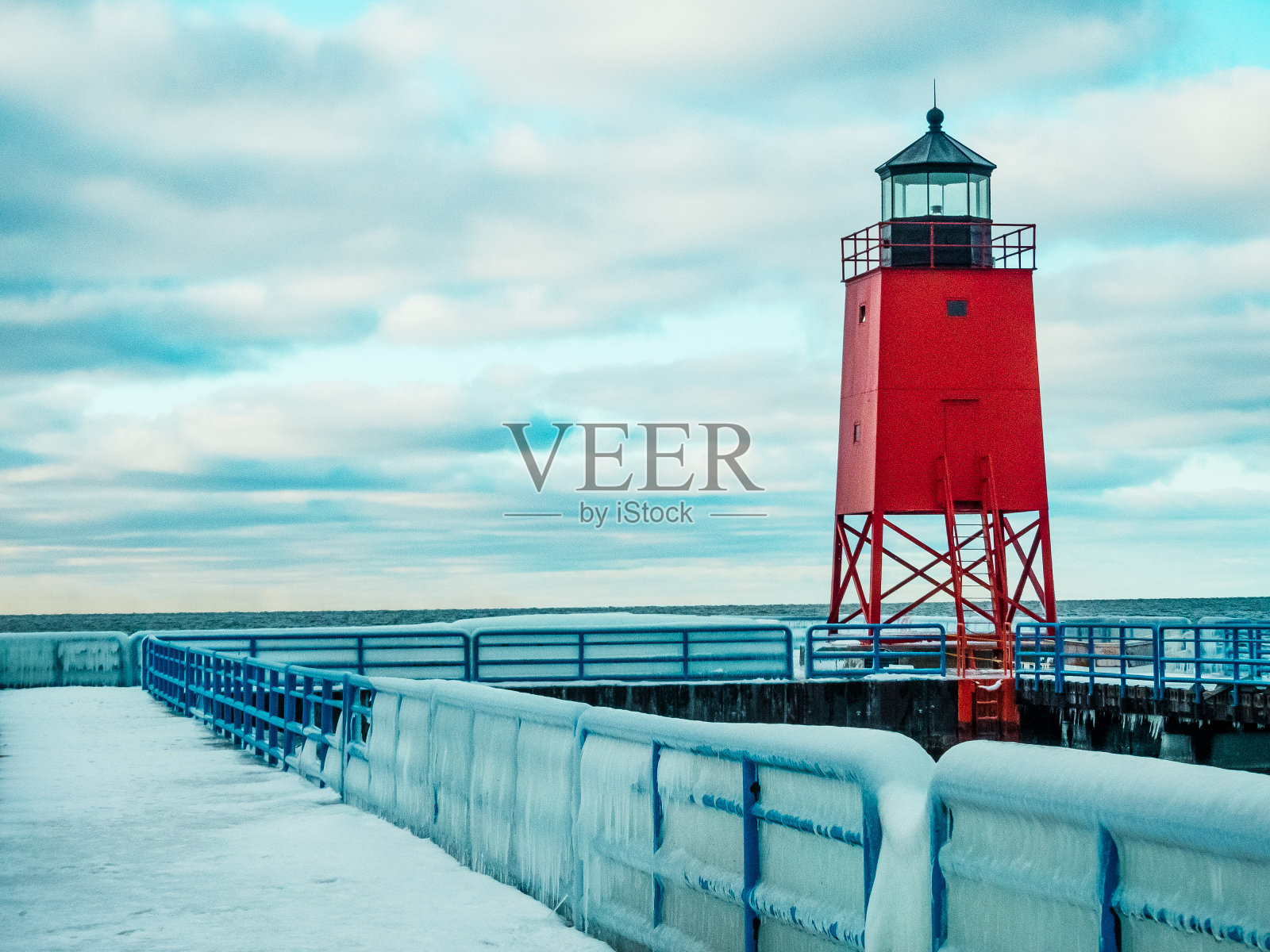 冬天的灯塔。码头上覆盖着冰。Charlevoix密歇根。照片摄影图片