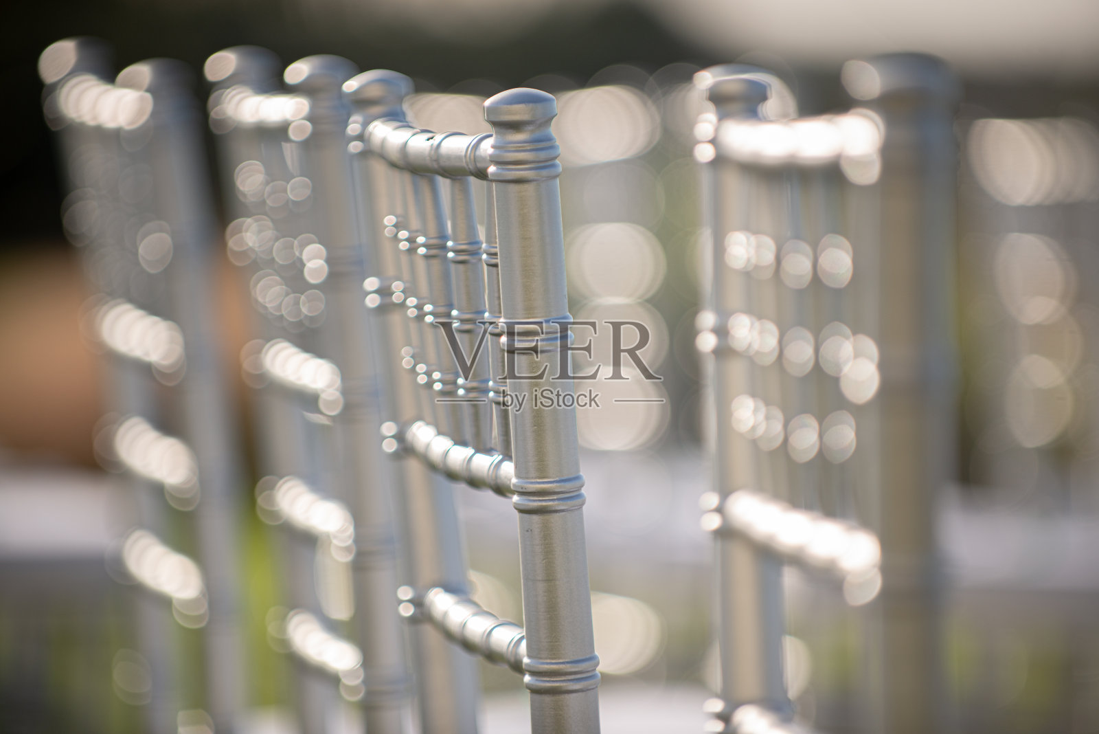 银色chiavari椅子与白色坐垫户外婚礼与白色散景背景照片摄影图片