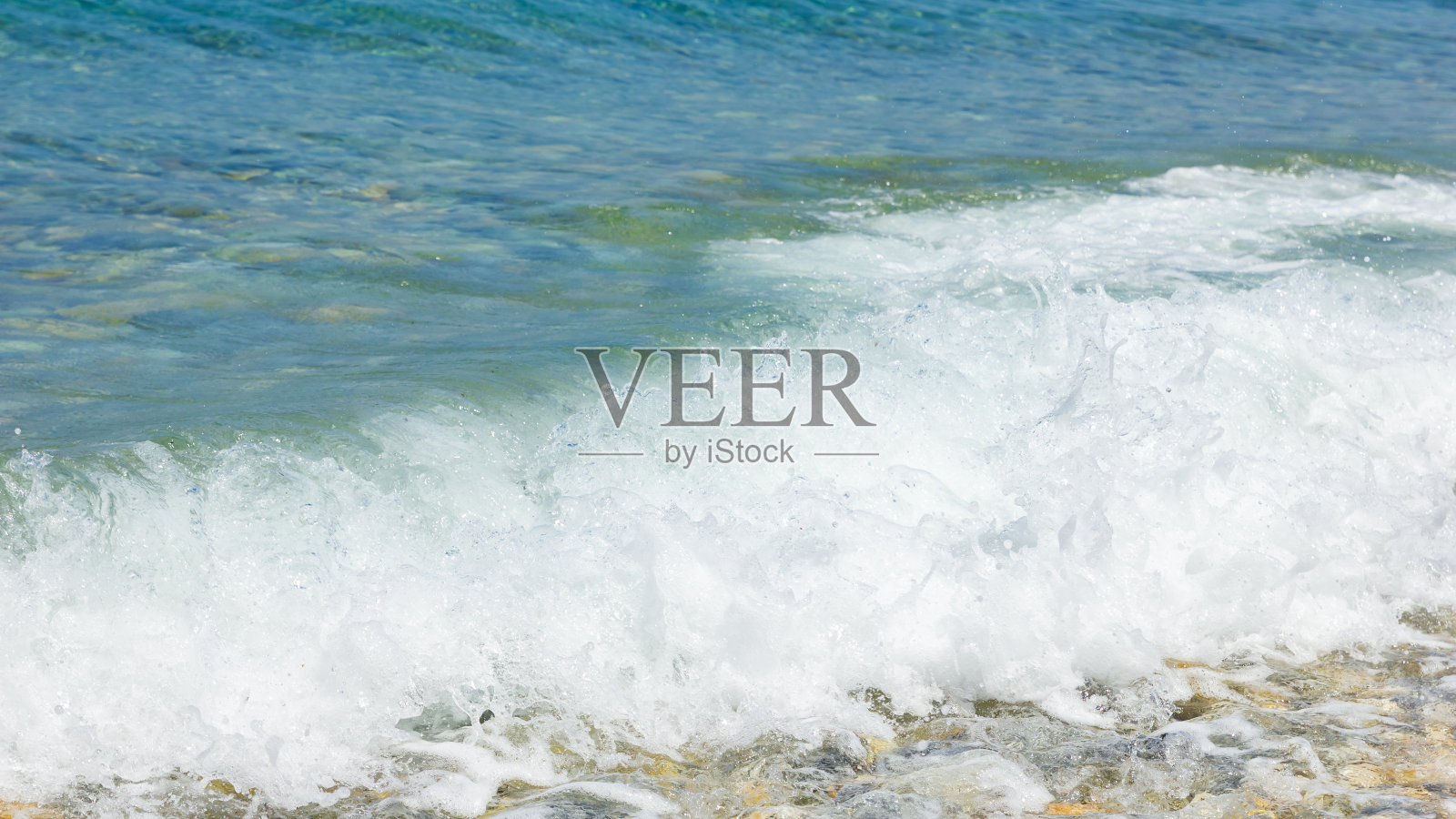 海浪和卵石。暑假的概念。带泡沫的海浪撞击海岸砾石。旅游的概念照片摄影图片