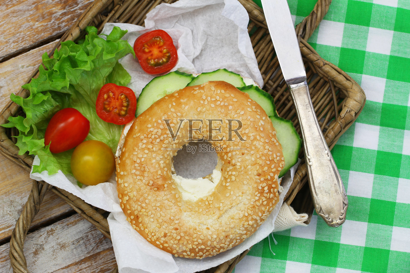 白百吉饼配奶油芝士和樱桃番茄照片摄影图片