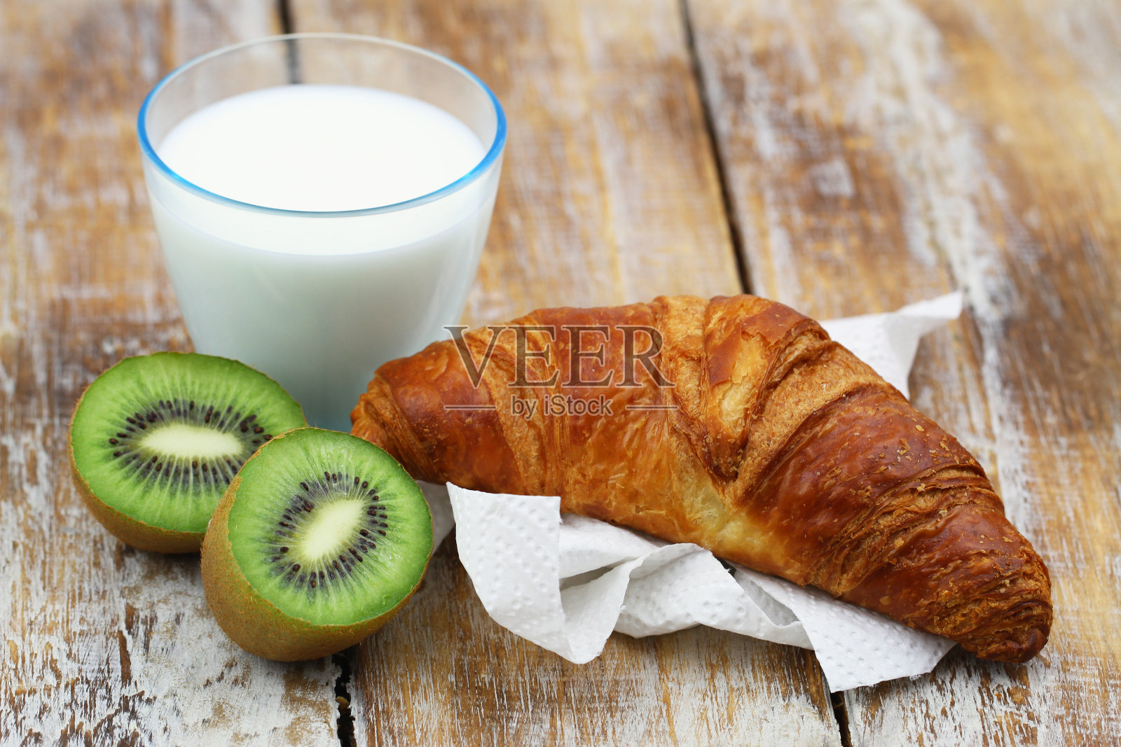 简单早餐:法式羊角面包、猕猴桃和一杯牛奶照片摄影图片