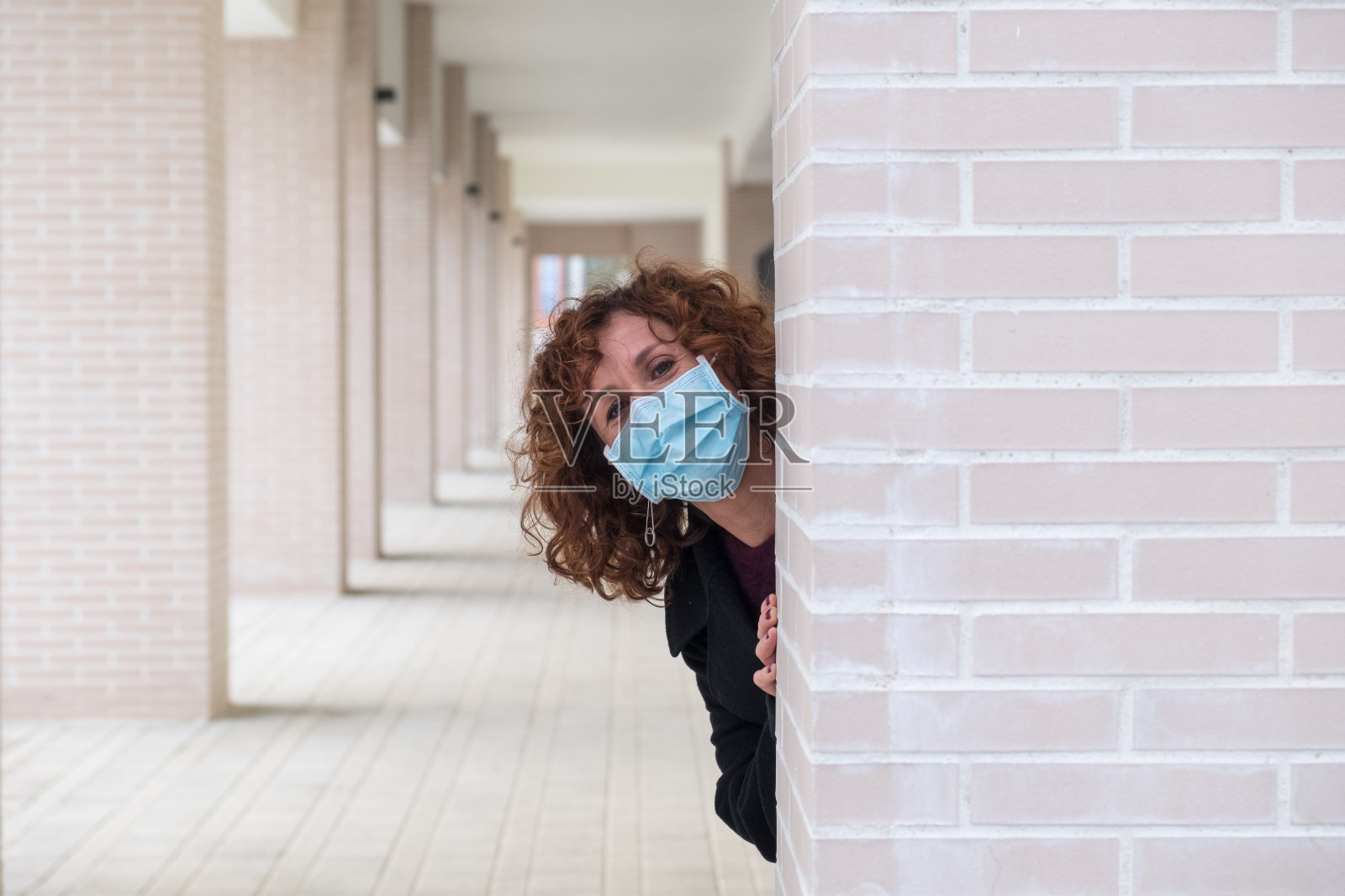 戴着面具的红发女人照片摄影图片