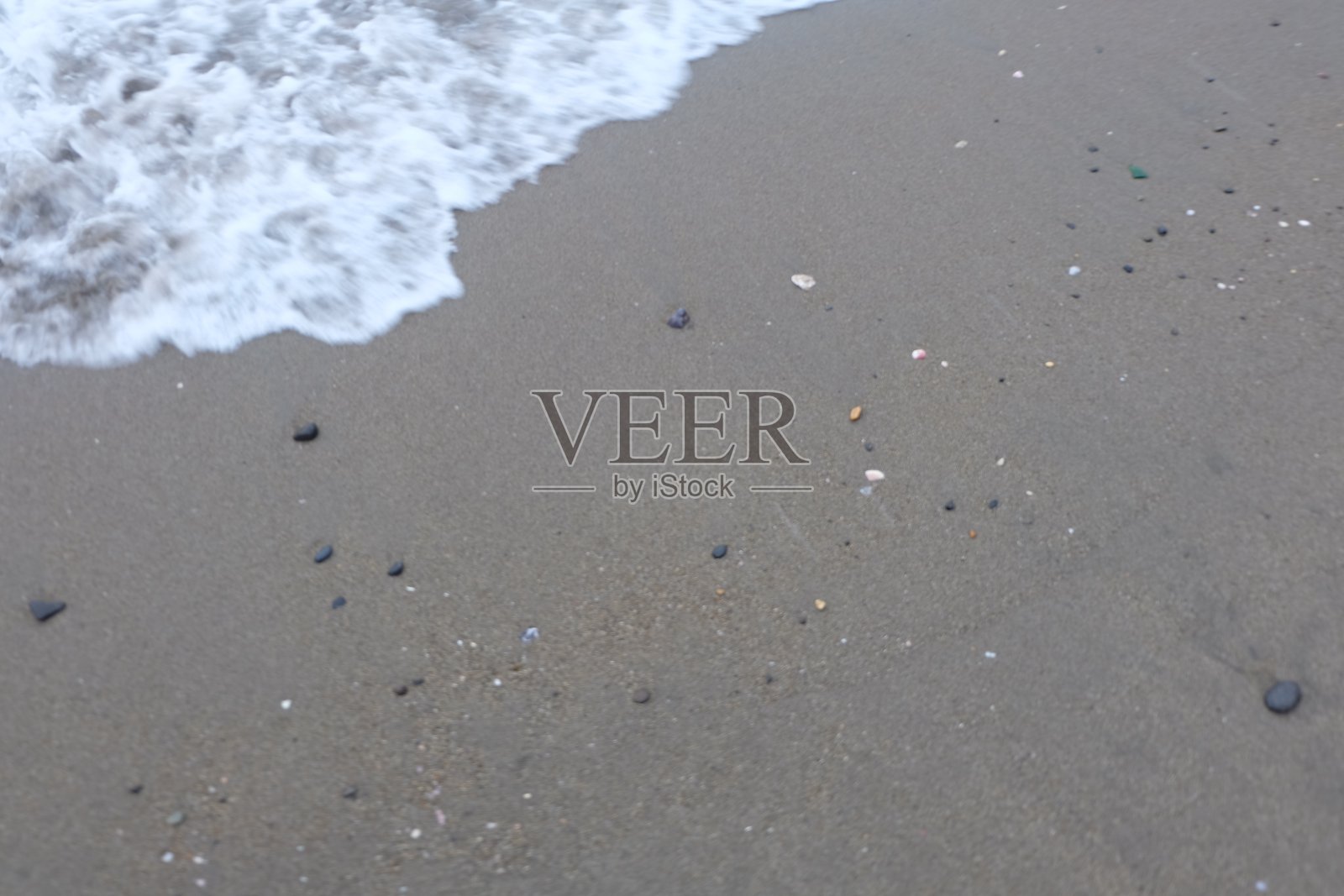 印度尼西亚，Sukabumi, Pelabuhan Ratu的海滩上，浪花和白色的泡沫照片摄影图片