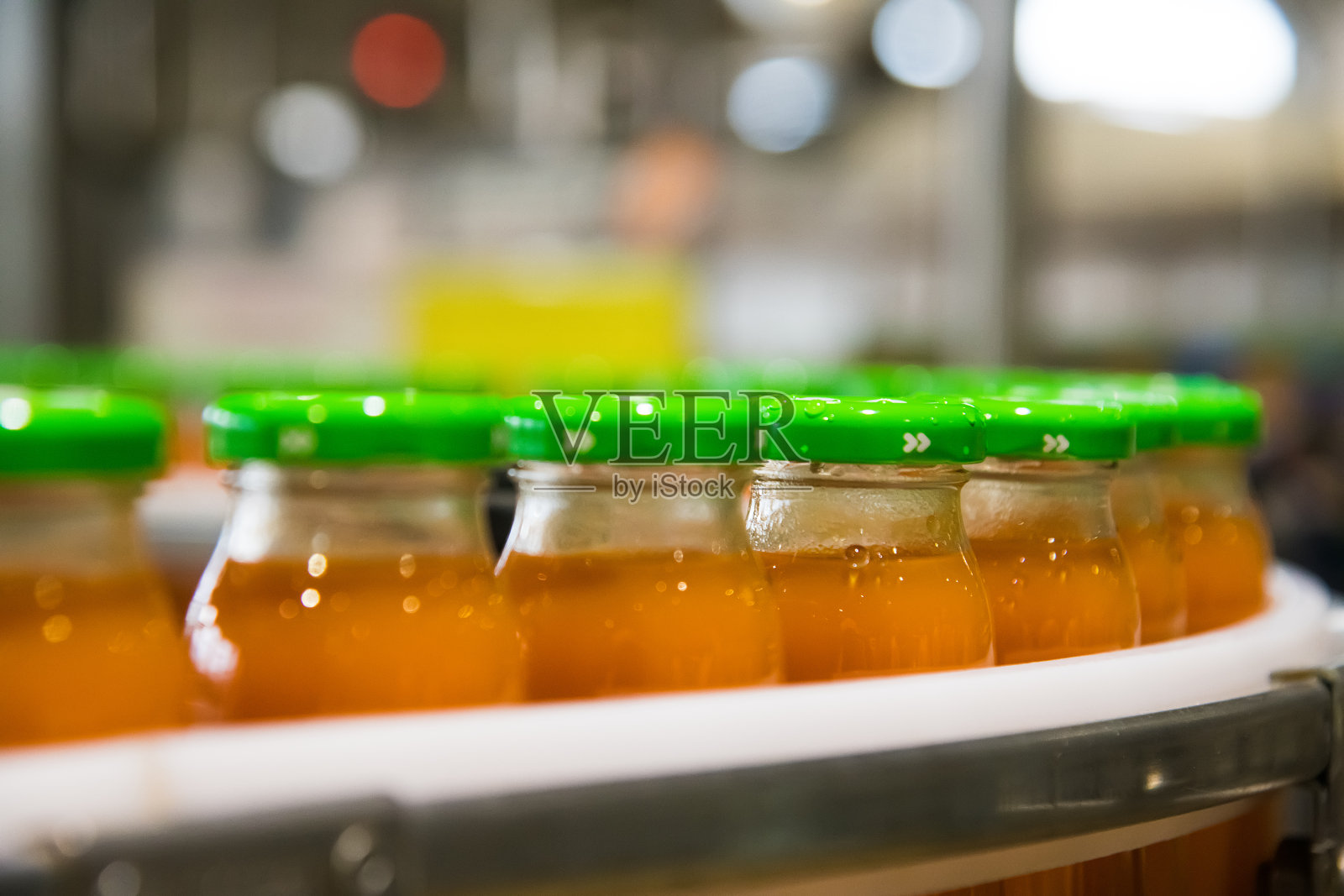 饮料厂或工厂的果汁生产线照片摄影图片