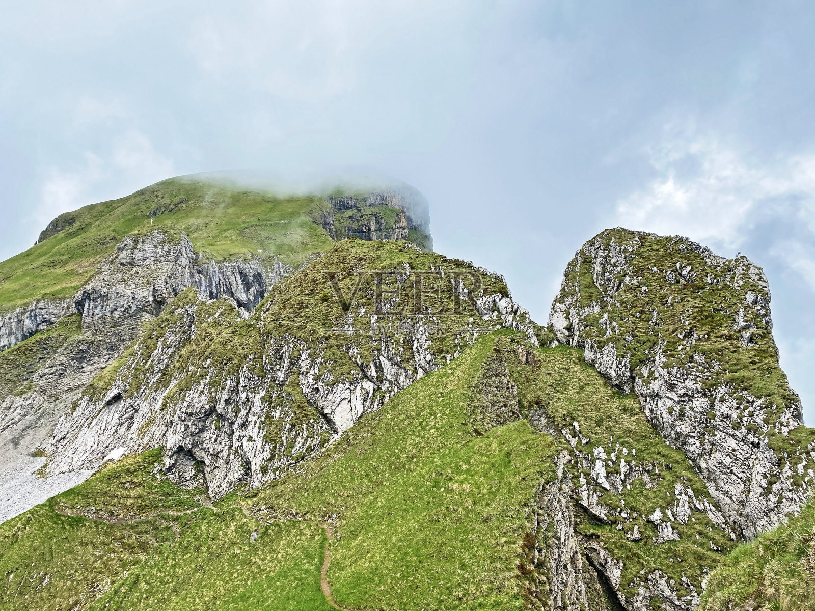 瑞士施维茨州奥贝瑞贝格市的施维茨阿尔卑斯山脉的第一个山峰照片摄影图片