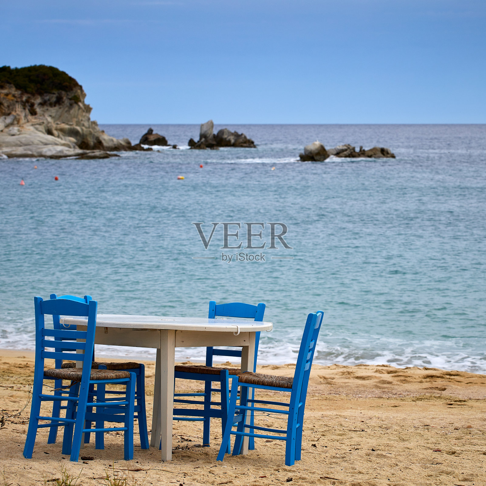 希腊海景与桌子和椅子照片摄影图片