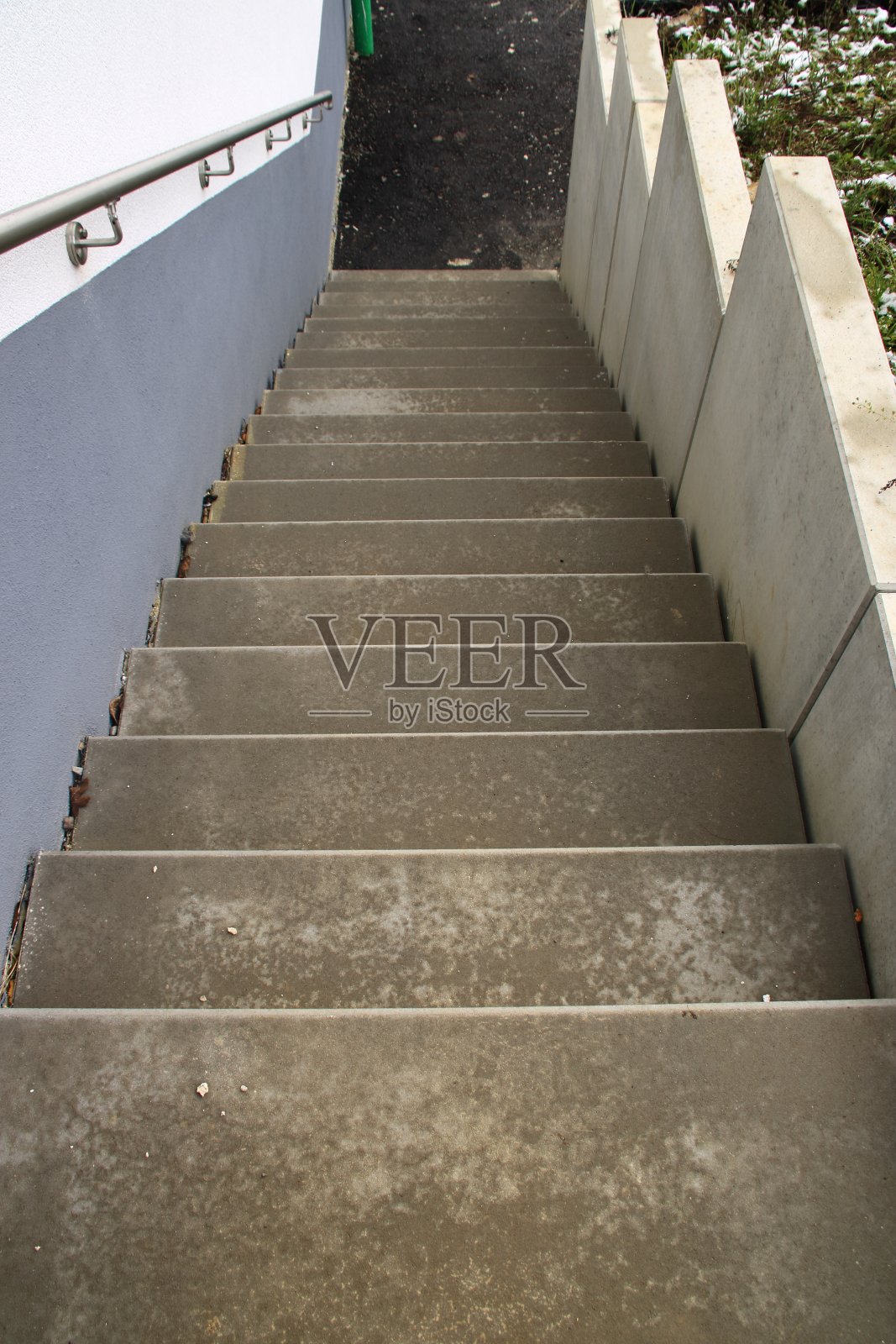 从上到下拍摄的混凝土台阶照片摄影图片