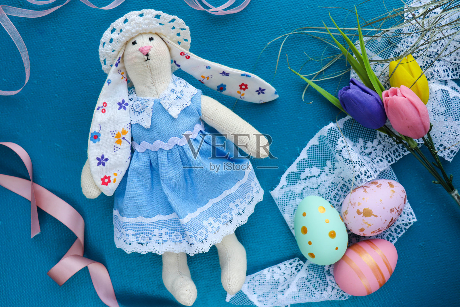 复活节贺卡。鲜花、柳条和复活节彩蛋照片摄影图片