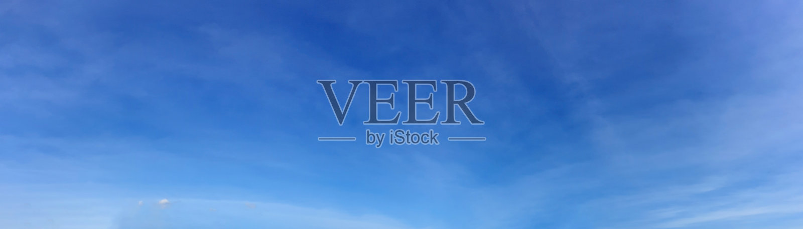 全景天空与云在一个晴朗的日子。美丽的卷云。照片摄影图片