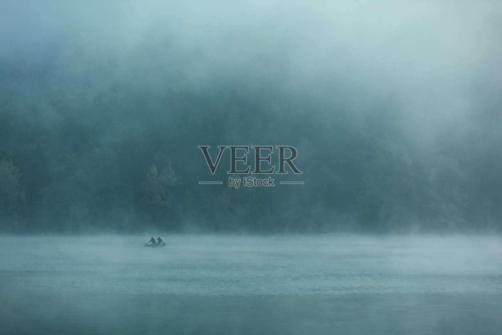 雾中的湖照片摄影图片