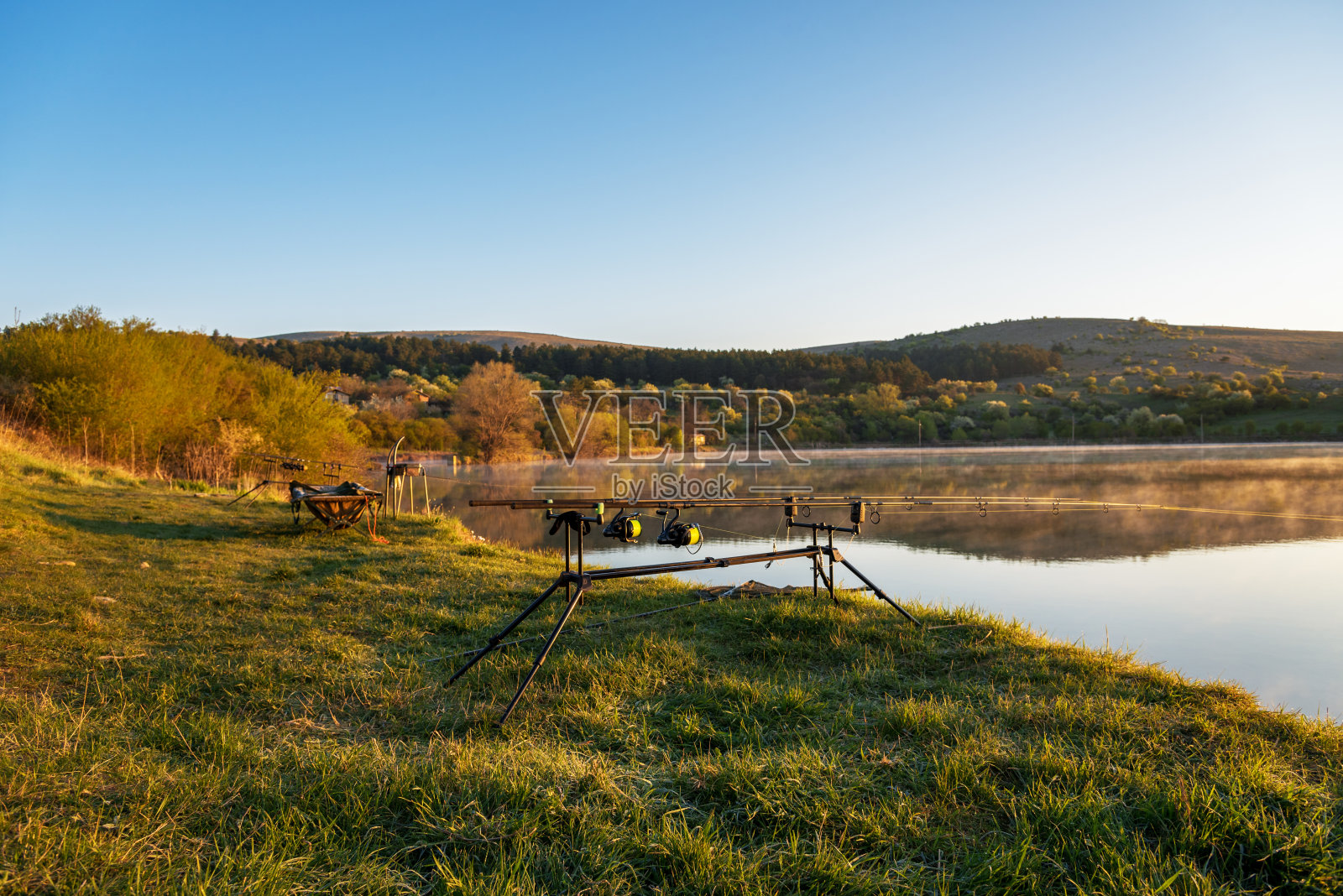 鲤鱼钓鱼竿。照片摄影图片
