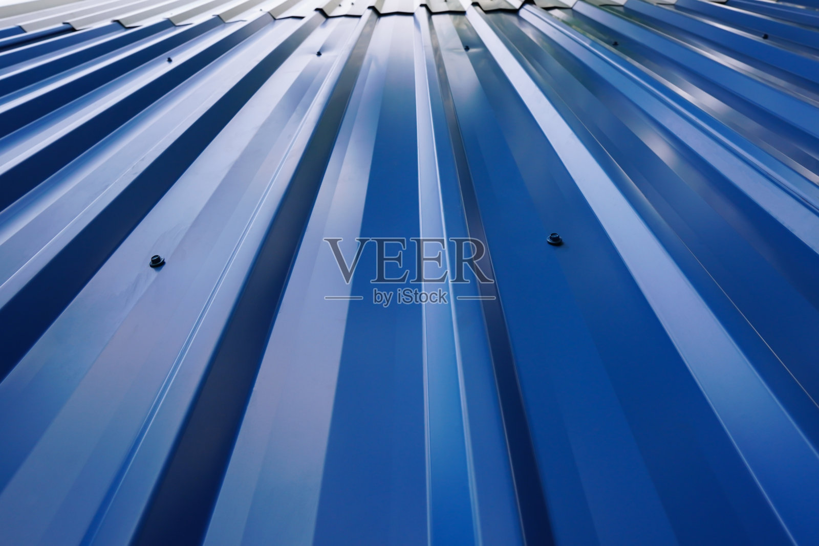 蓝色波纹背景和纹理。蓝色的金属板。照片摄影图片