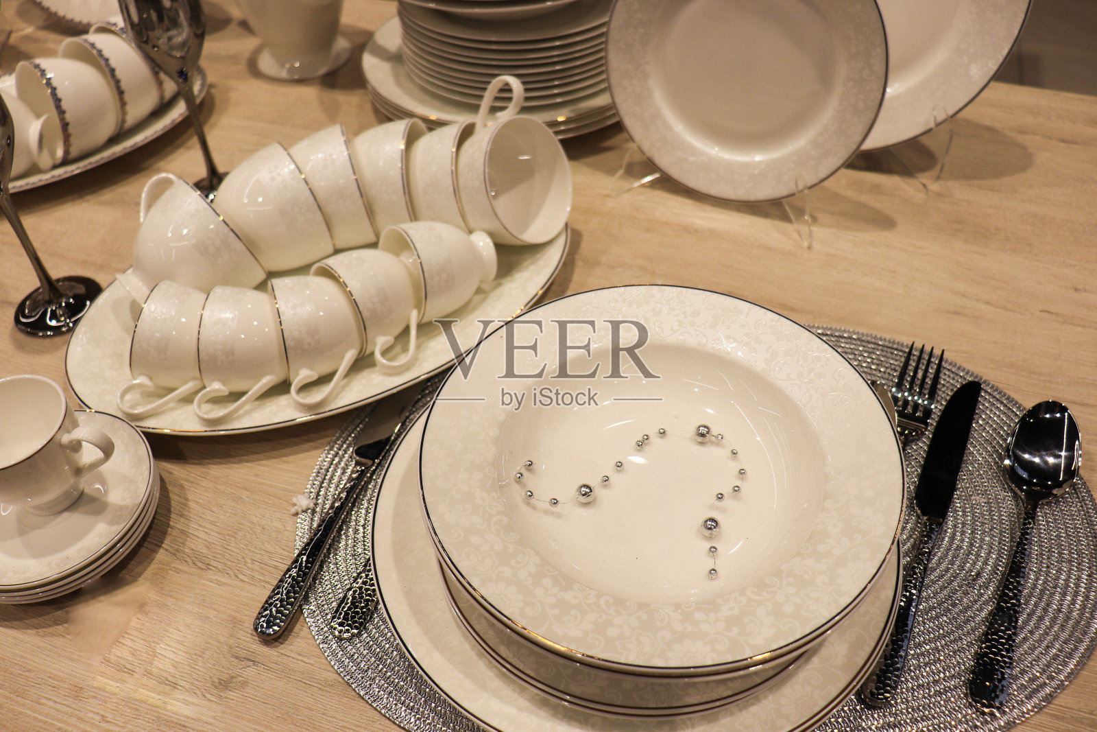 一套漂亮的菜肴为节日餐桌设置。瓷服务照片摄影图片