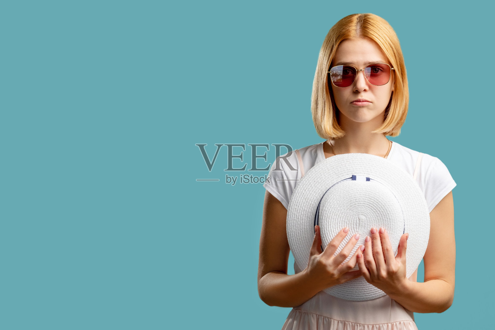 假日旅行禁令令拿着帽子的女子心烦意乱照片摄影图片