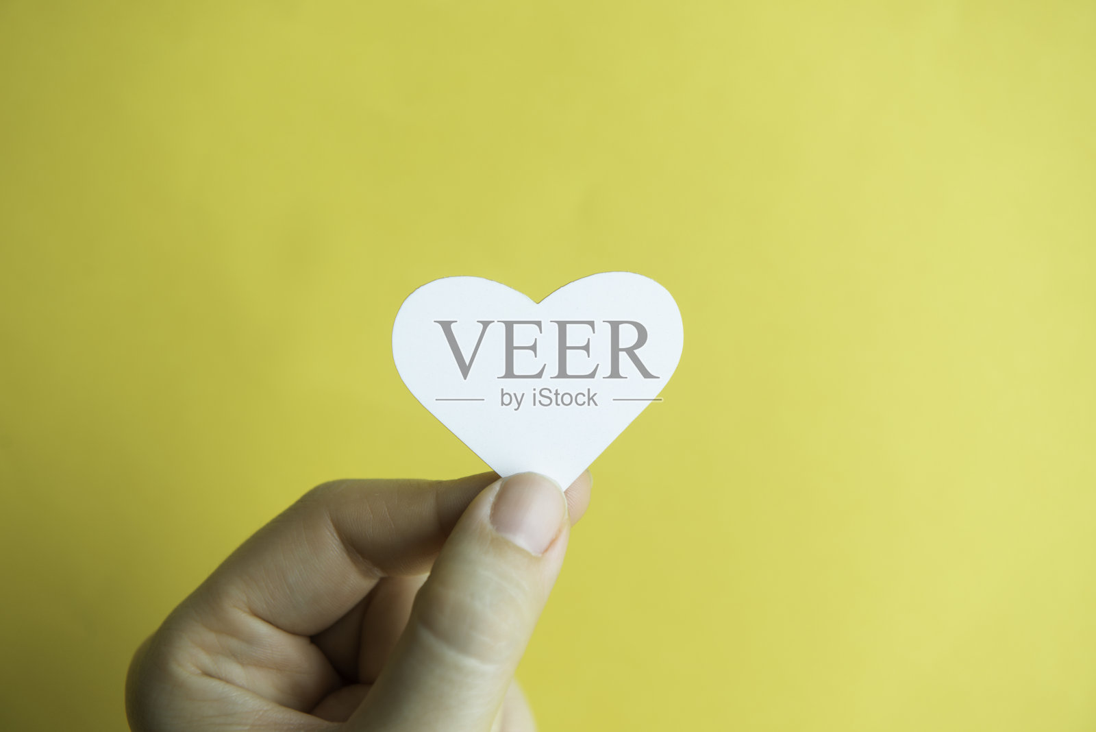 手捧爱心照片摄影图片