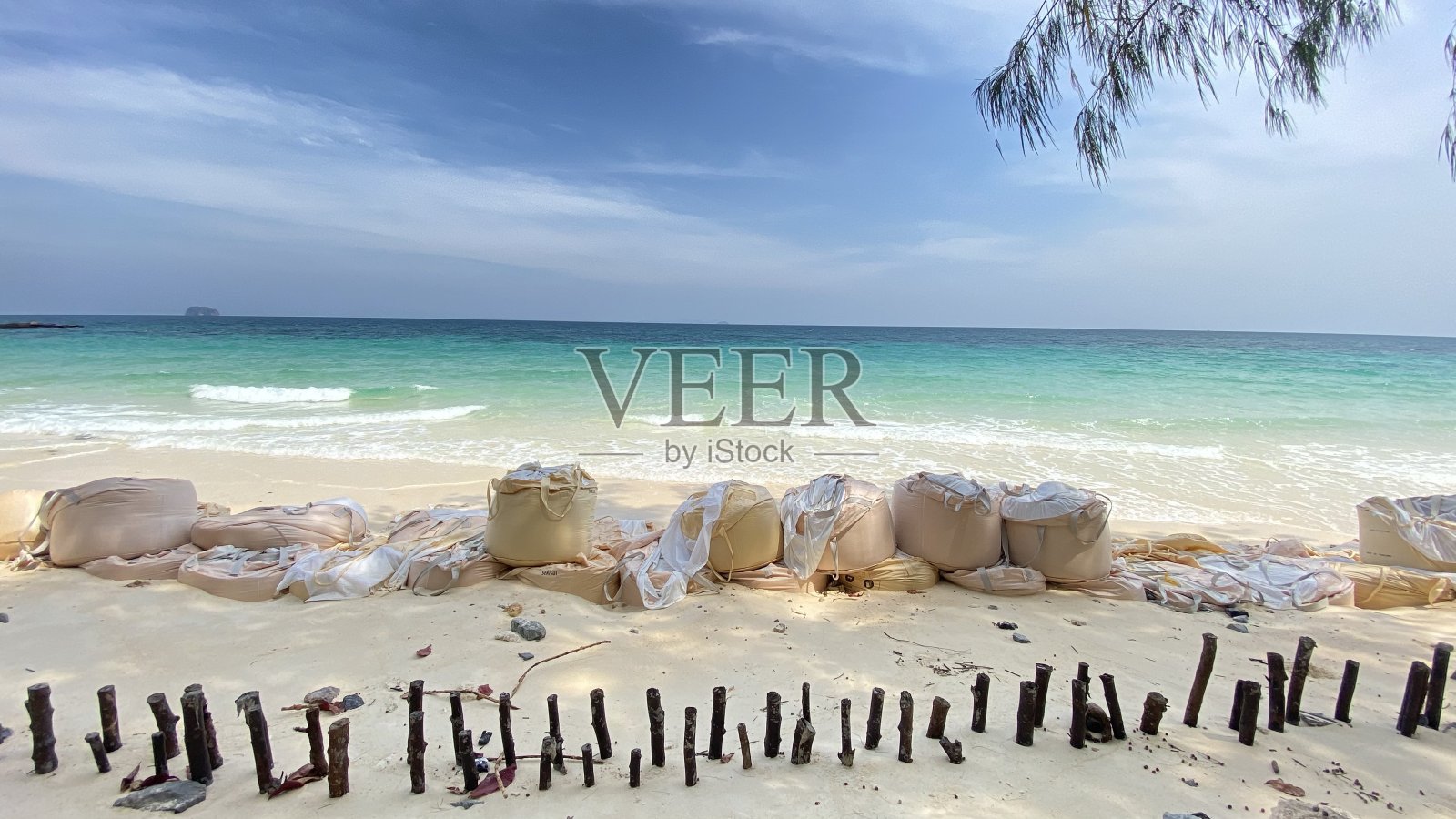 用于波浪防护或海岸线沙滩侵蚀控制的沙大袋。泰国Andamansea照片摄影图片