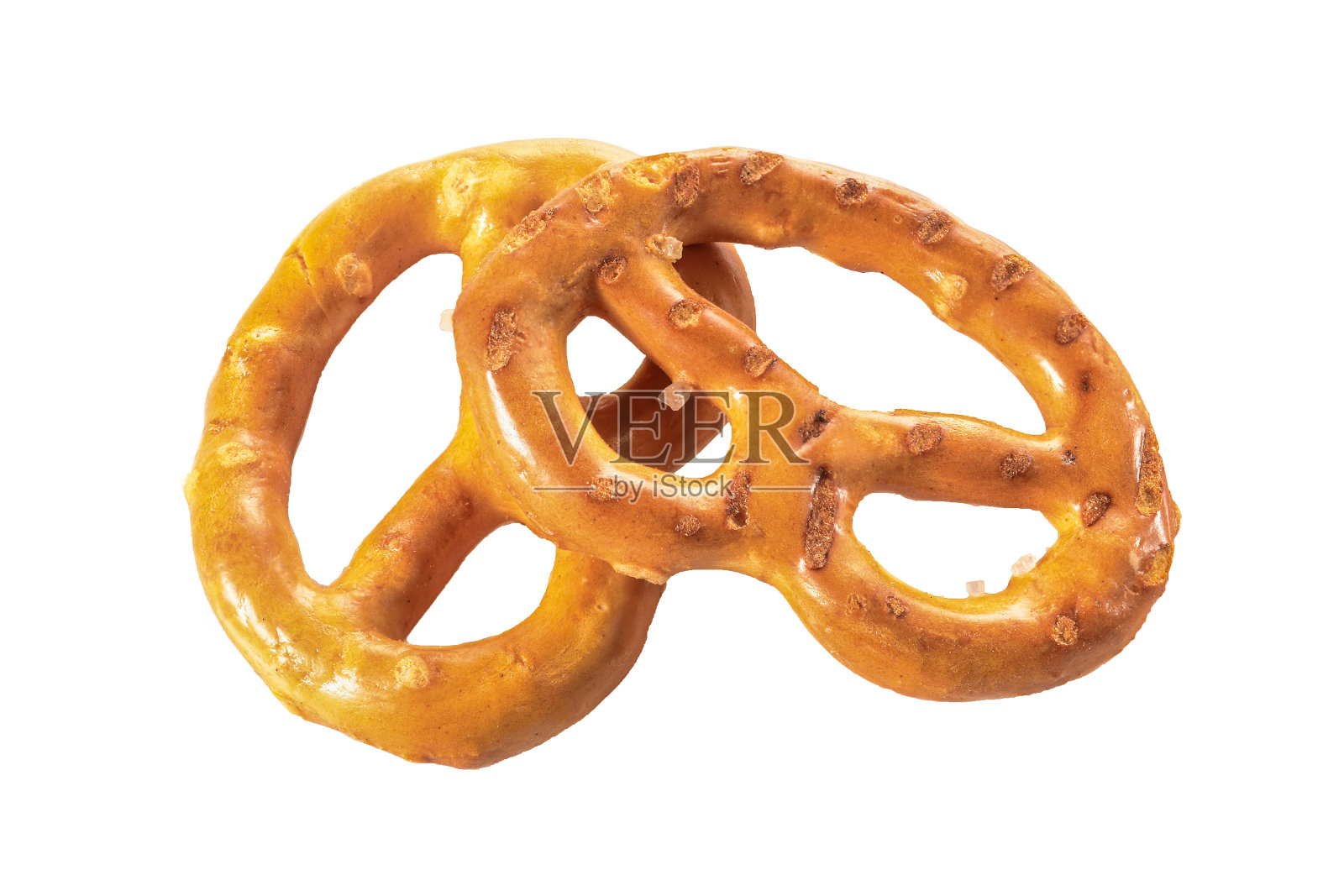 椒盐卷饼，两份加盐的迷你零食。可口的啤酒小吃。微距特写孤立在白色背景上没有阴影照片摄影图片