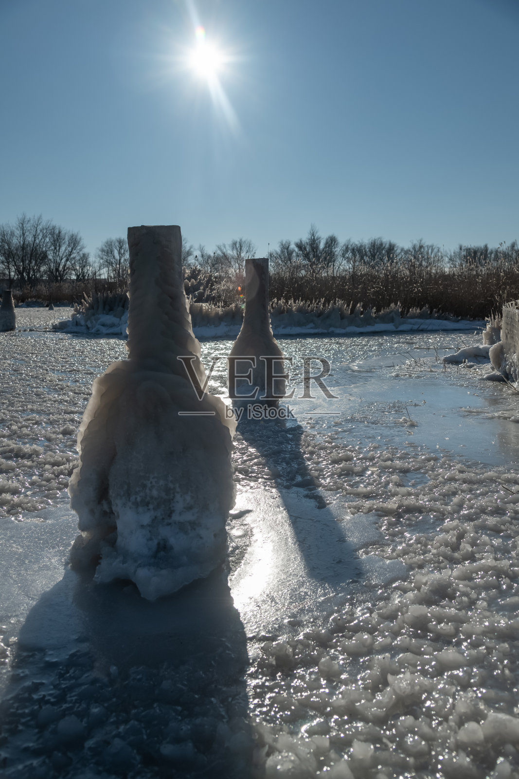 冰湖上的冬季仙境照片摄影图片