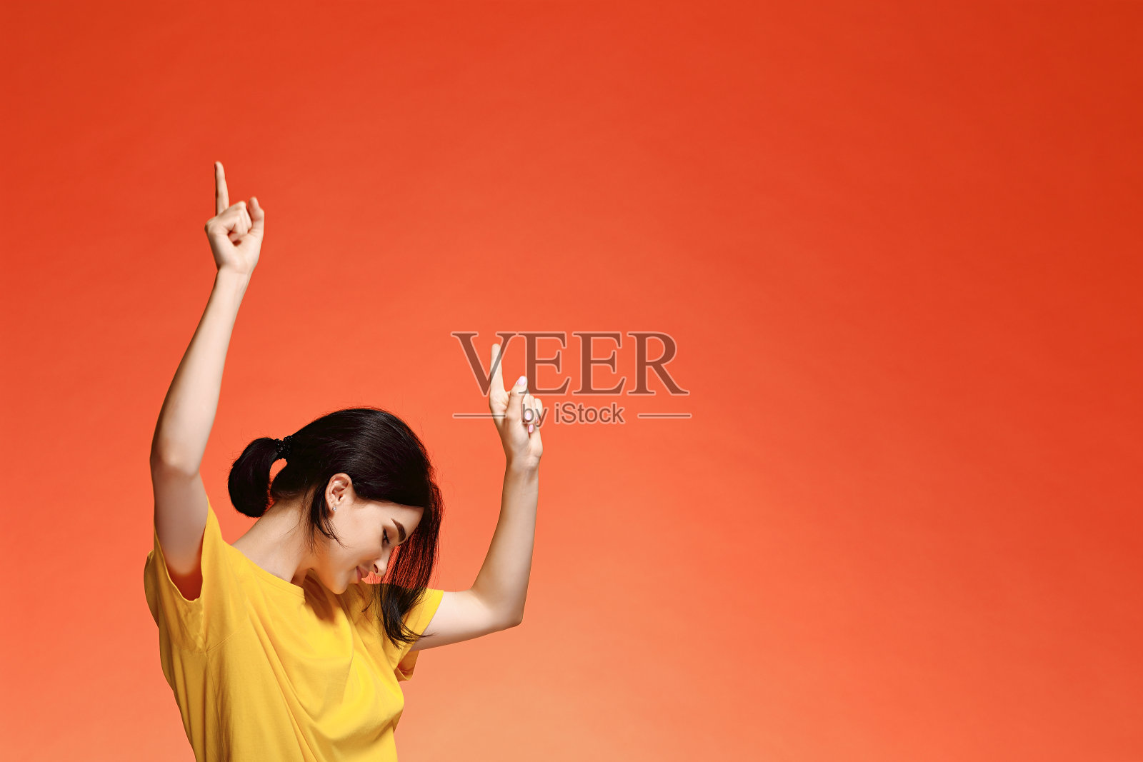 有趣的跳舞快乐的年轻女人照片摄影图片