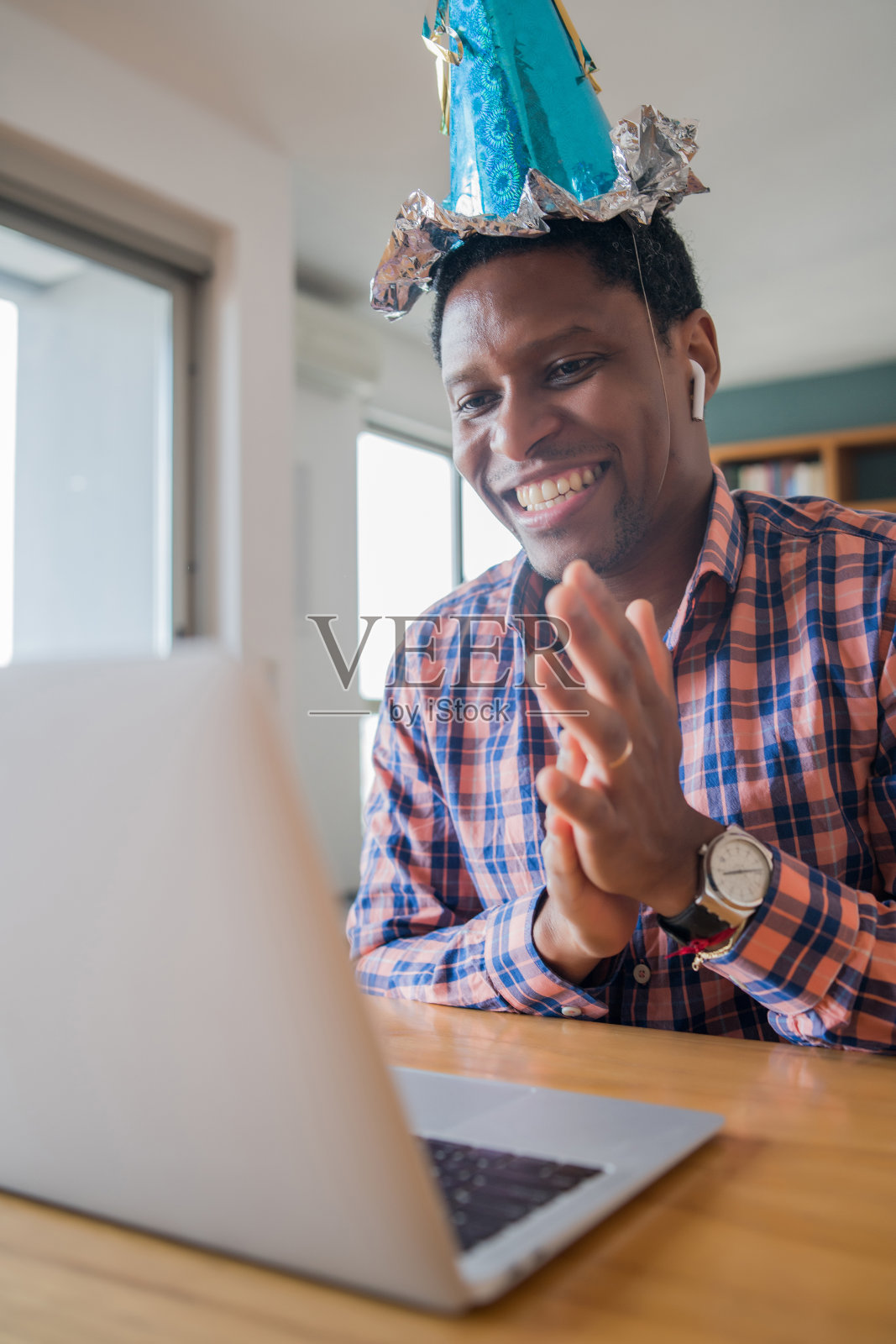 在家庆祝生日的男人。照片摄影图片
