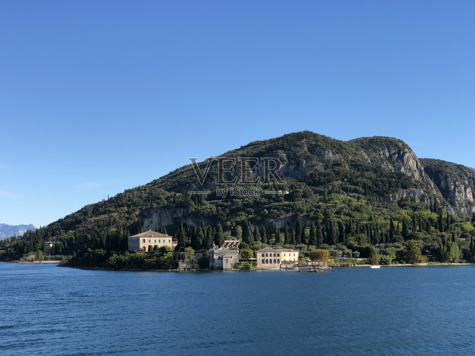 意大利加尔达威尼托湖，秋天从巴多里诺经加尔达，经过Sirmione的牙买加海滩，乘渡船渡海照片摄影图片