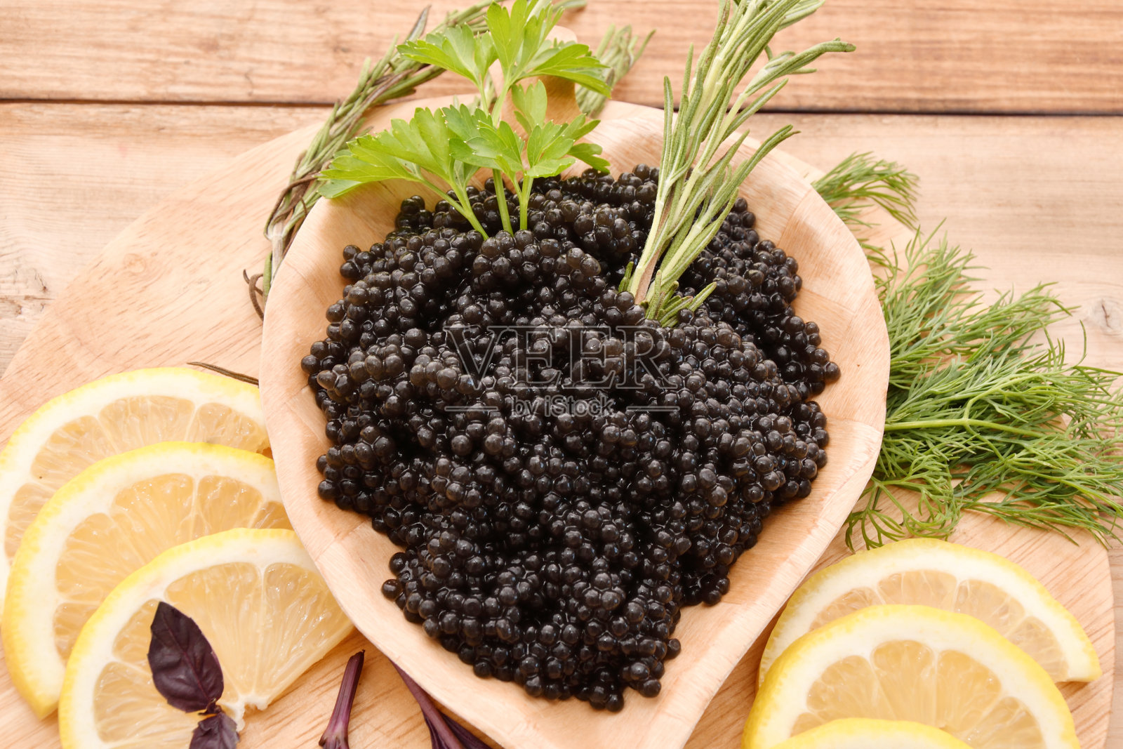 黑鱼子酱配新鲜香草照片摄影图片