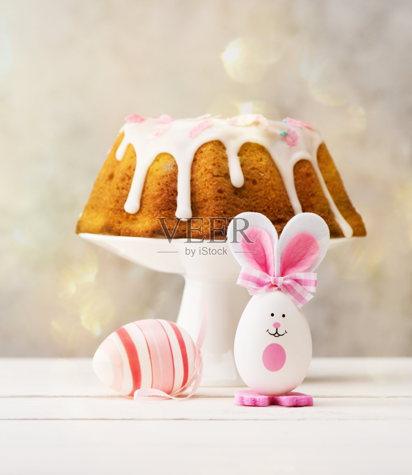 复活节快乐的节日背景与复活节蛋，蛋糕和复活节兔子照片摄影图片