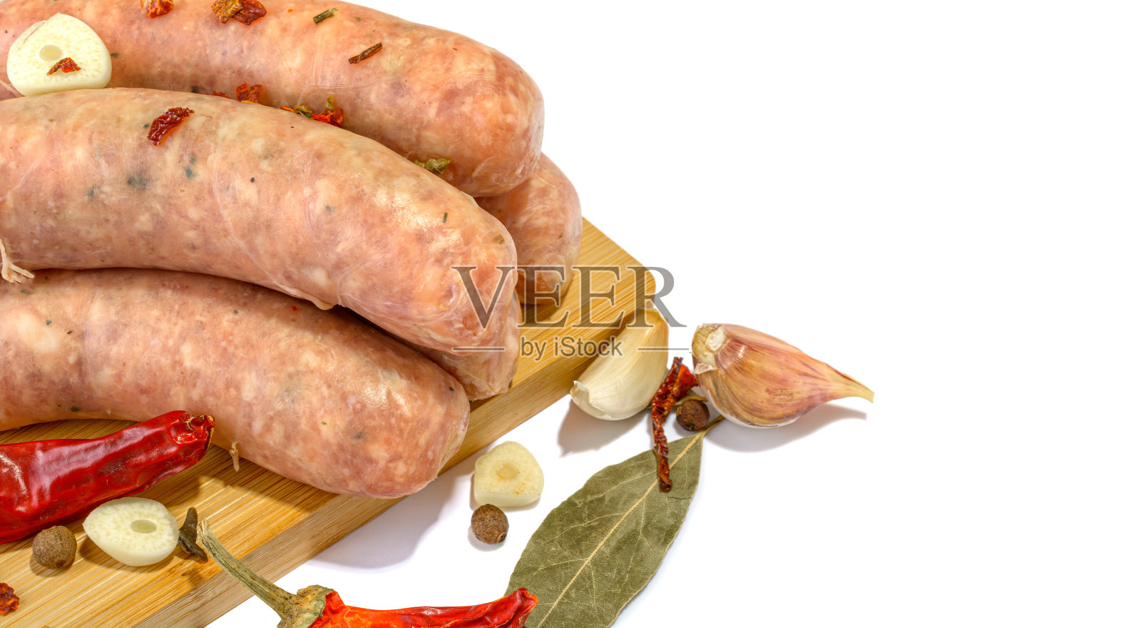 生猪肉香肠。烤香肠的特写，孤立在白色的背景。有选择性的重点。照片摄影图片