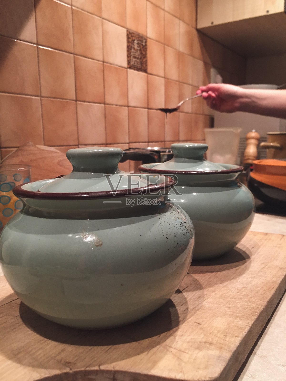 烹饪晚餐的过程中，切丝放在锅里。照片摄影图片