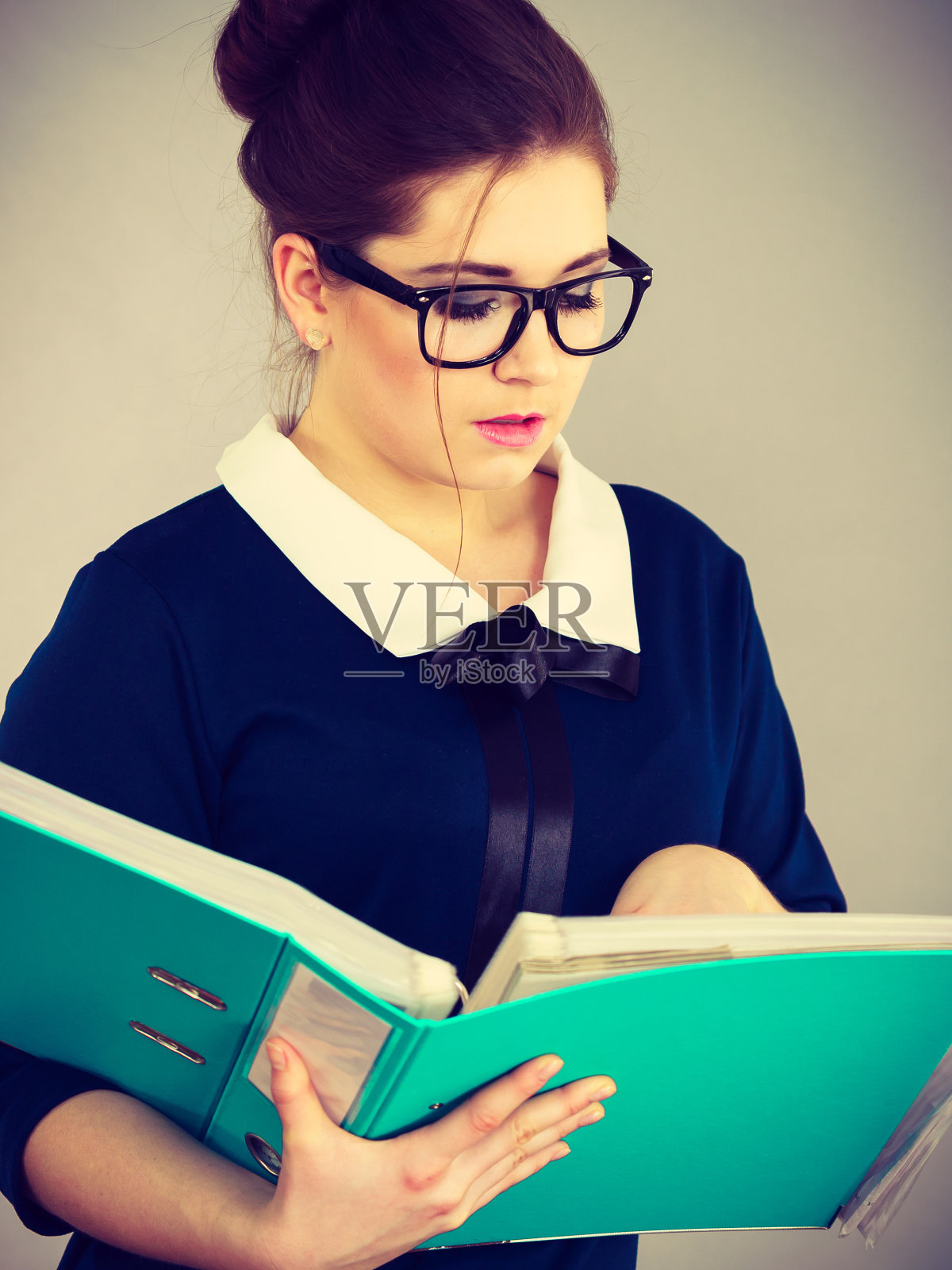 专注的商业女性写下一些东西照片摄影图片