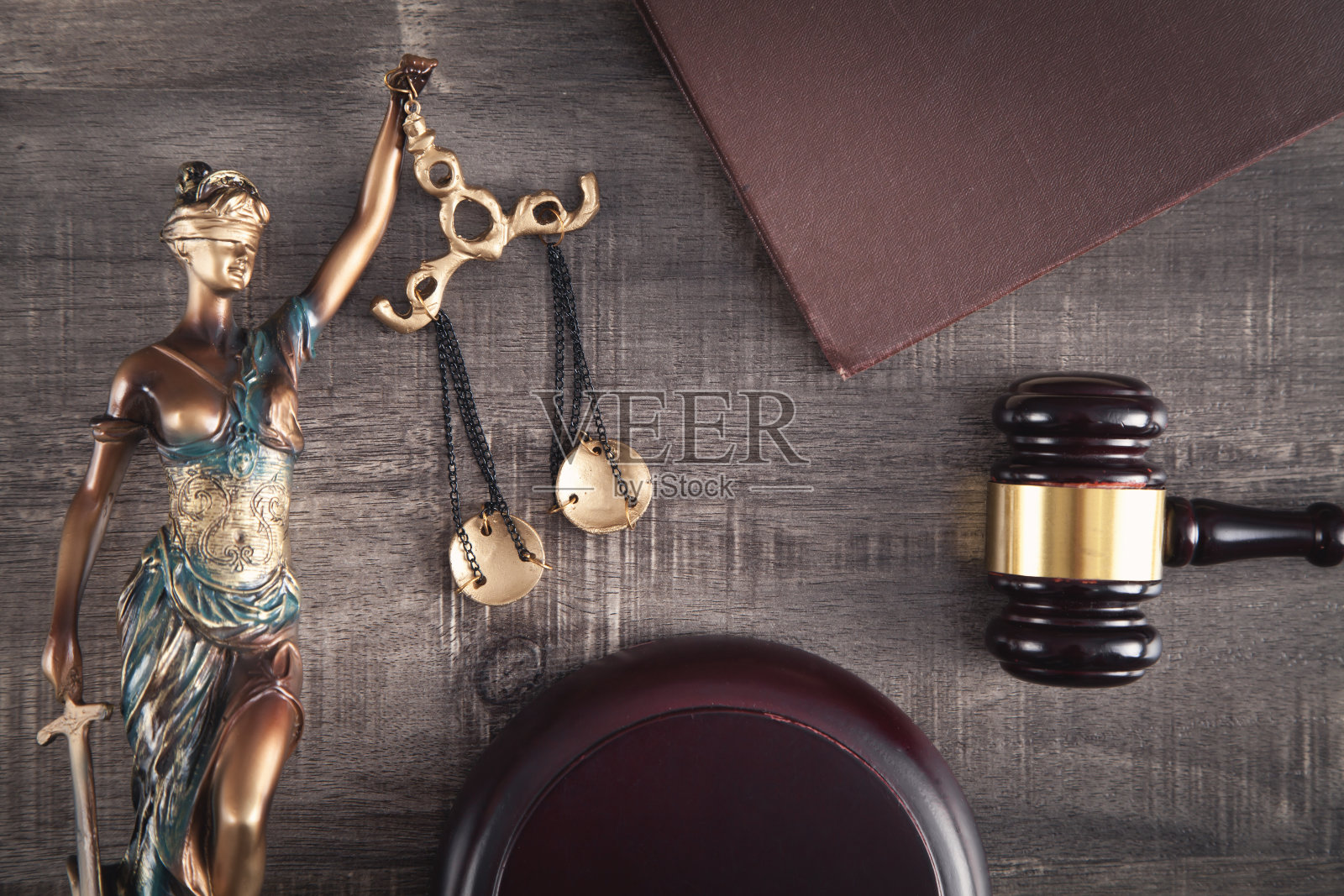 正义女神雕像，书和木槌。照片摄影图片