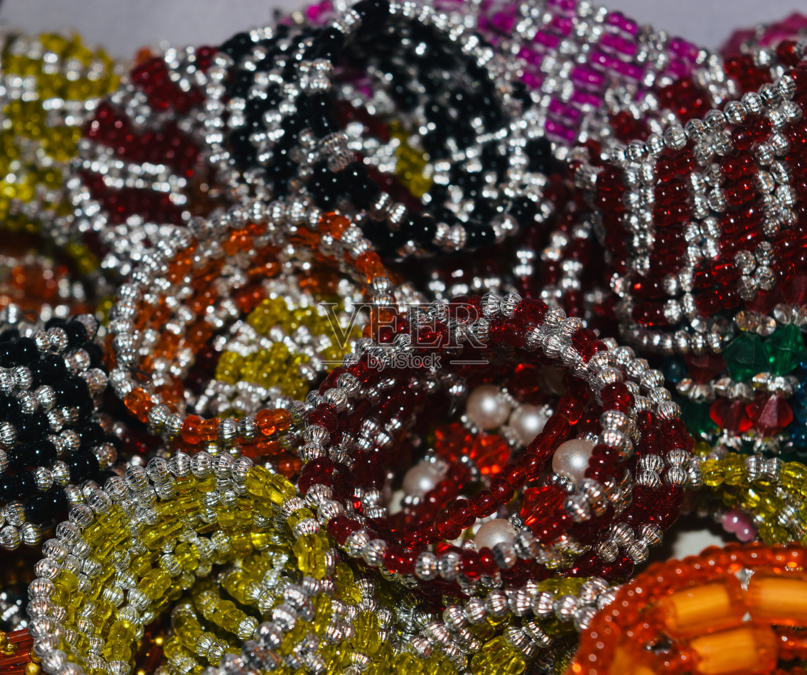 色彩鲜艳的手链在商店独特的库存照片照片摄影图片