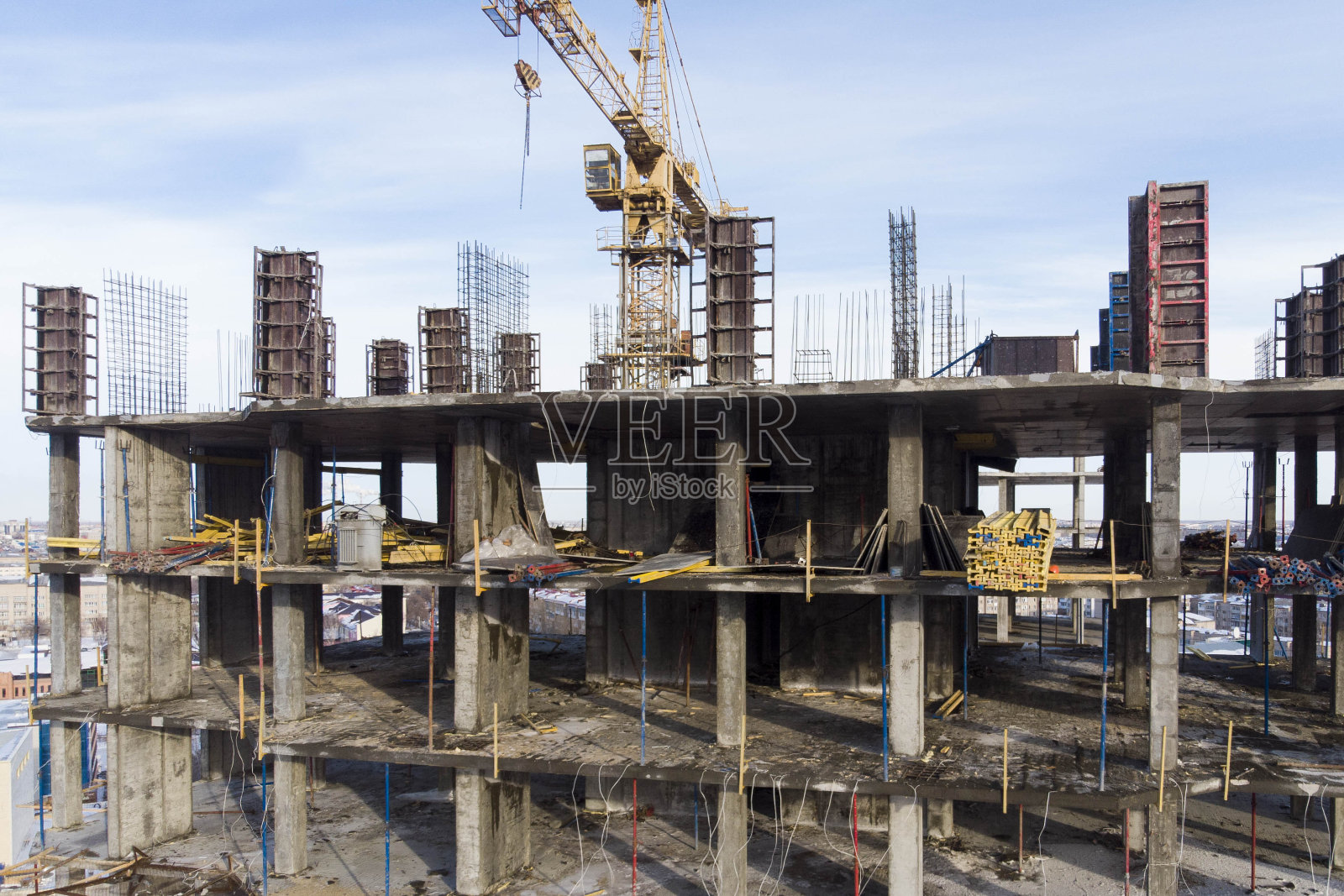 落日时分，一架无人机在空中拍摄的，正在建造单片填充物的单片房屋照片摄影图片