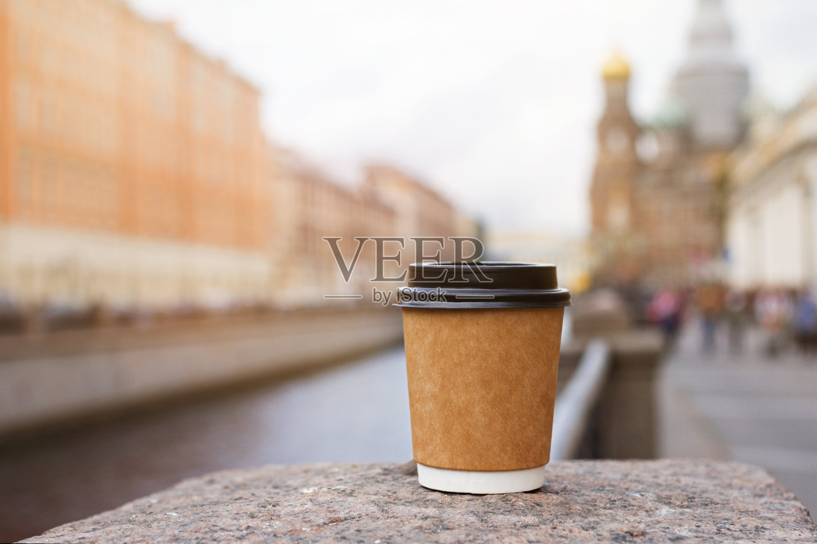 日落时分，圣彼得堡河边桥上的天然咖啡纸杯，复制空间照片摄影图片