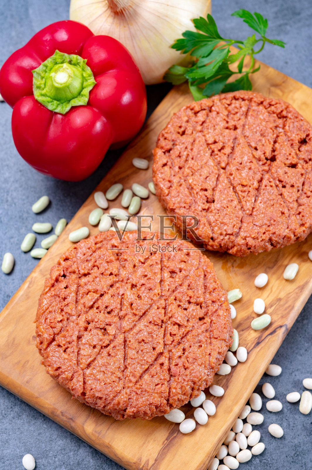 美味的生汉堡，以素食植物为基础的仿肉末准备烧烤照片摄影图片