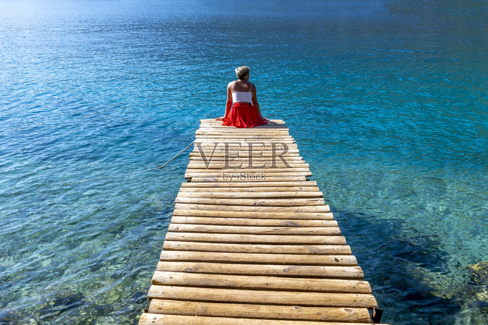 木码头上的一个女人。Sarsala湾。照片摄影图片